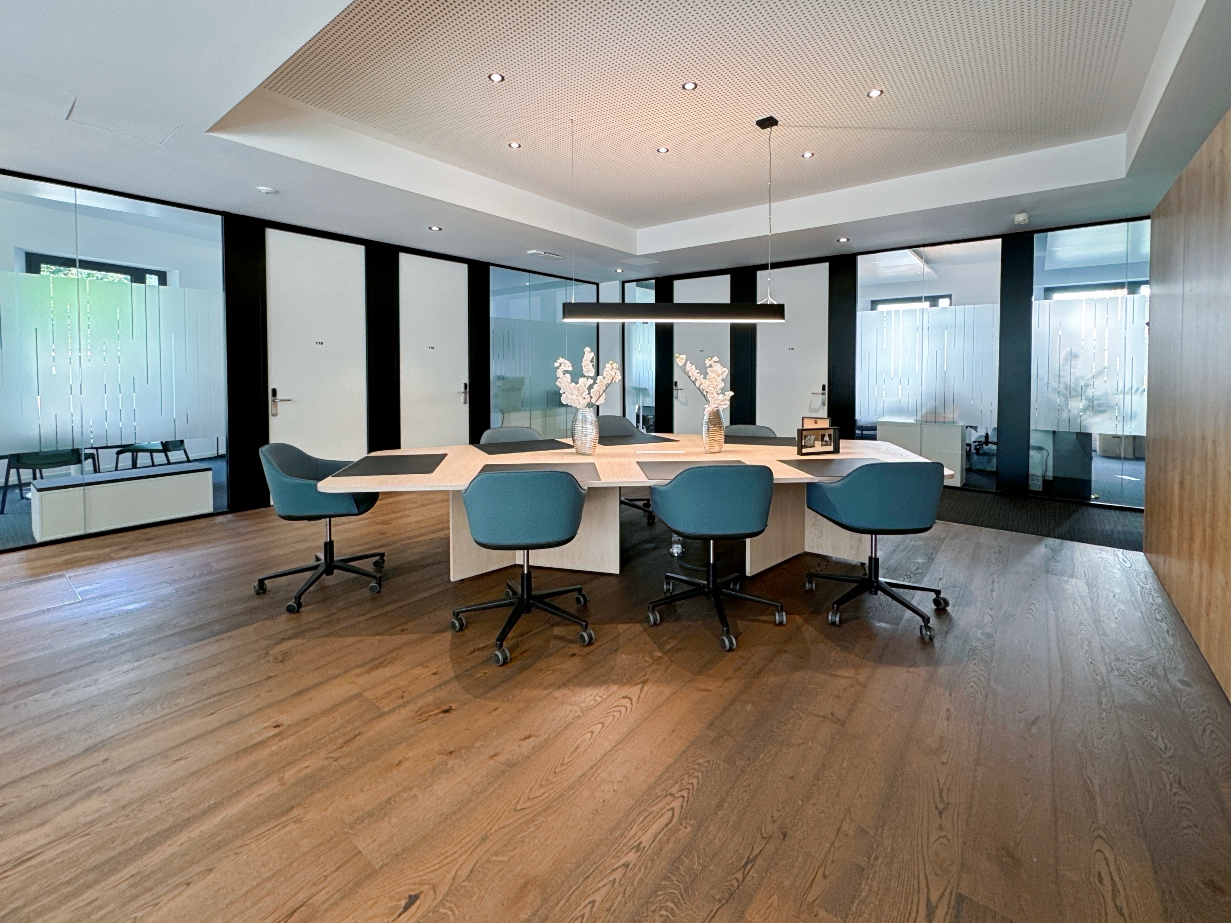 Coworking spaces - Baden-Württemberg - All-inclusive-Zugang zu [Arbeitsplätzen, virtuellen Büros und Besprechungsräumen] in Regus Stadttor Ost