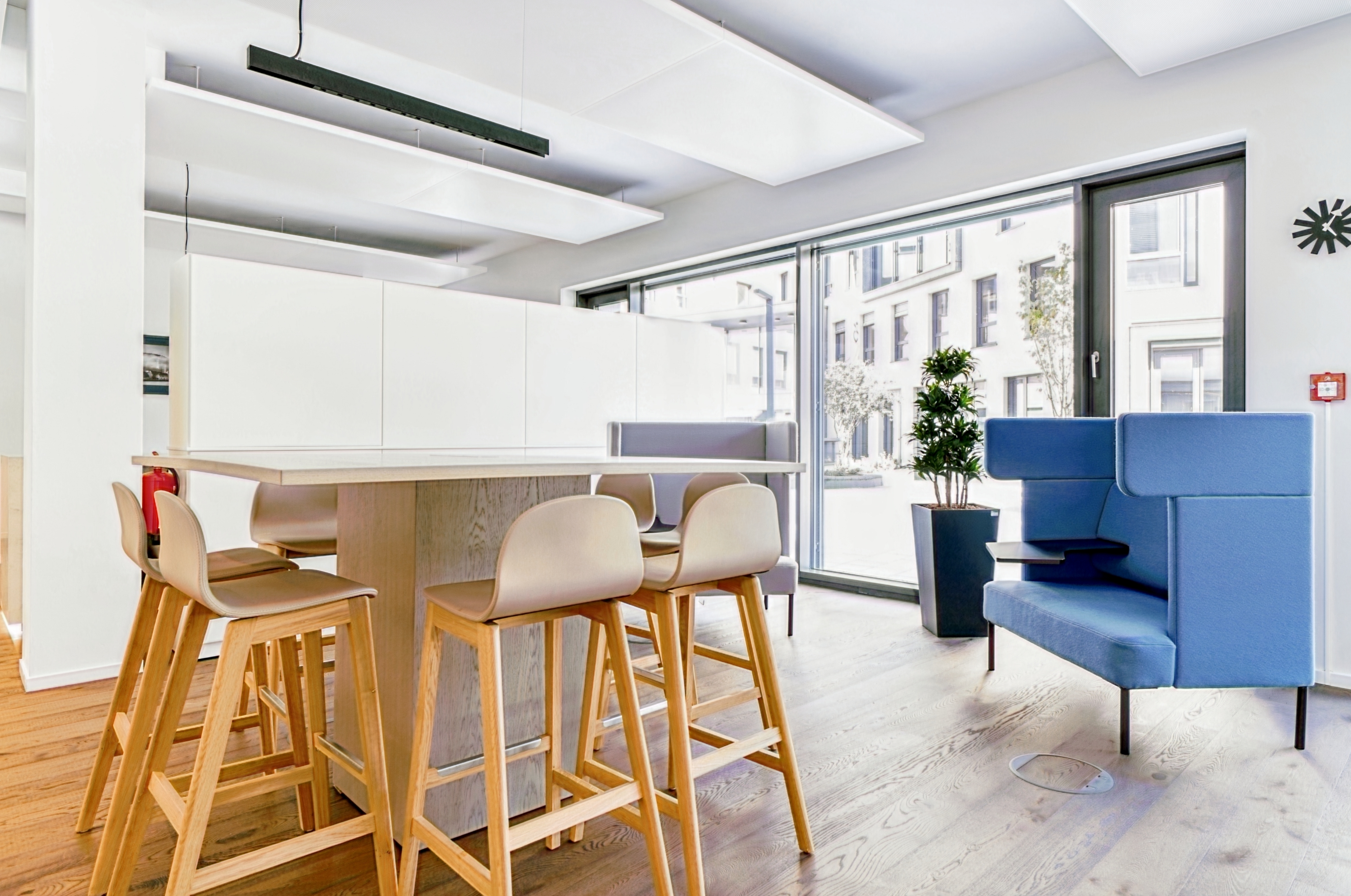 Coworking spaces - Baden-Württemberg - All-inclusive-Zugang zu [Arbeitsplätzen, virtuellen Büros und Besprechungsräumen] in Regus Stadttor Ost