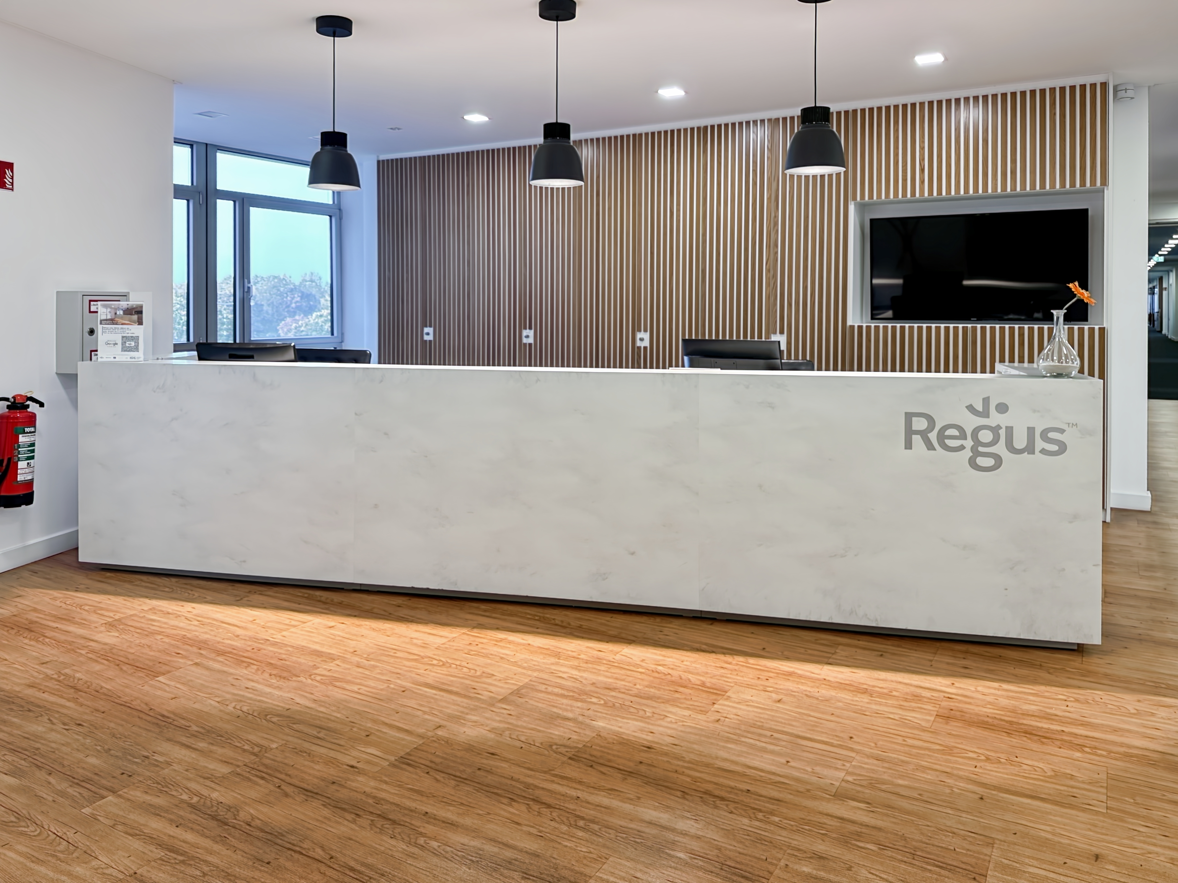 Coworking Space: All-inclusive-Zugang zu [Arbeitsplätzen, virtuellen Büros und Besprechungsräumen] in Regus Theo & Luise