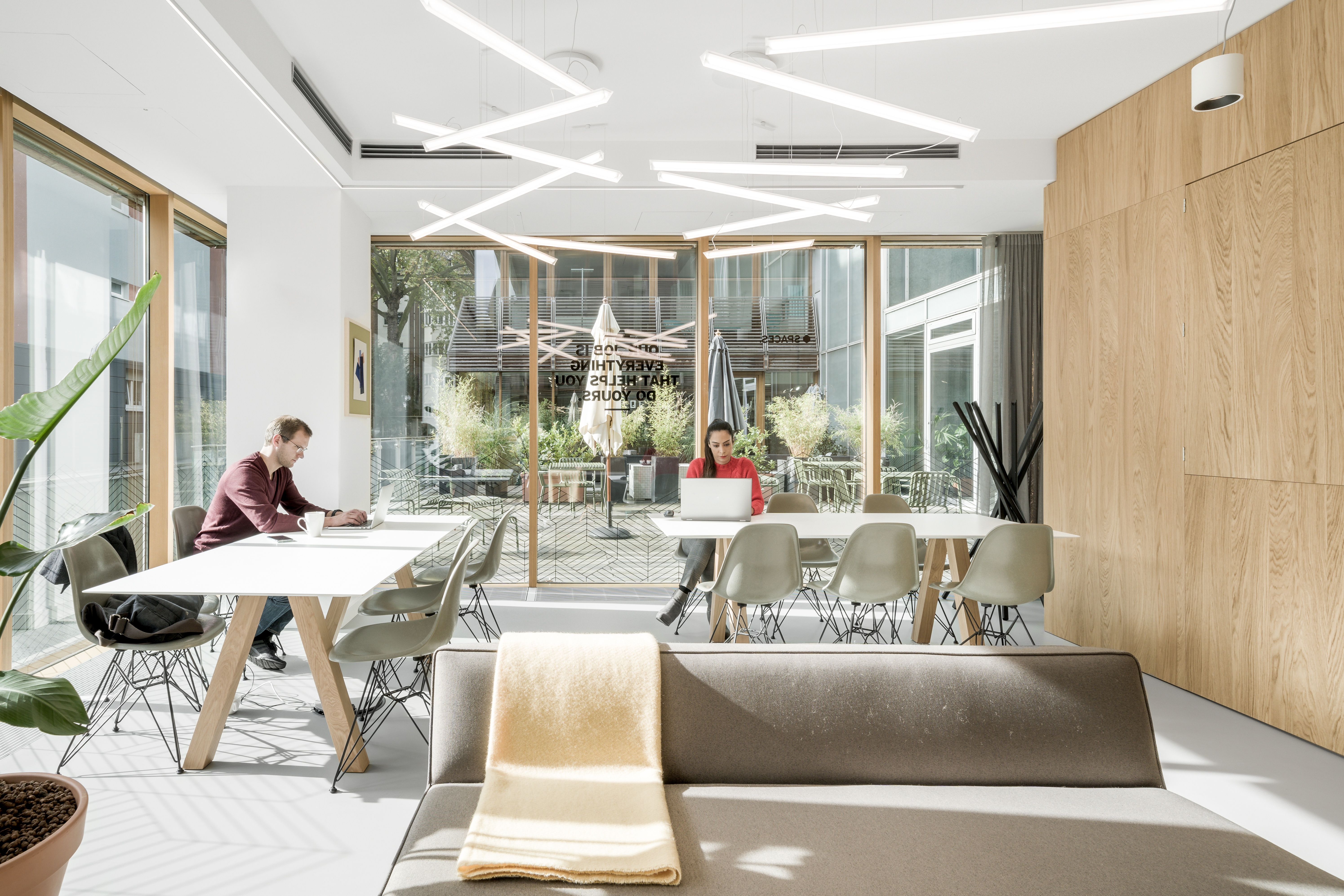 Coworking Spaces - Köln, Bonn, Eifel ... - Arbeitsplätze, Services und Support unterstützen Sie bei der Arbeit in Spaces Kennedydamm