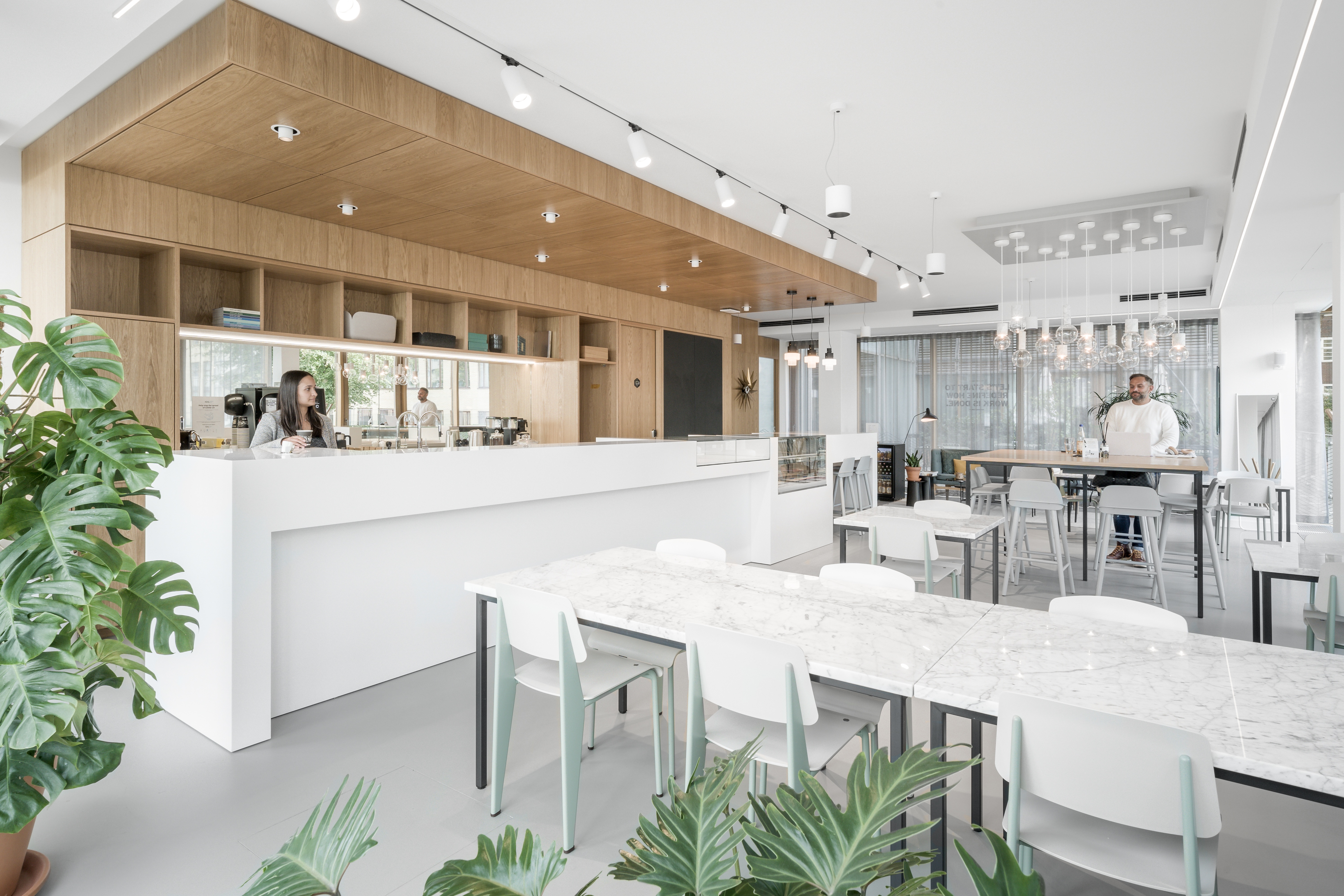 Coworking Space: Arbeitsplätze, Services und Support unterstützen Sie bei der Arbeit in Spaces Kennedydamm