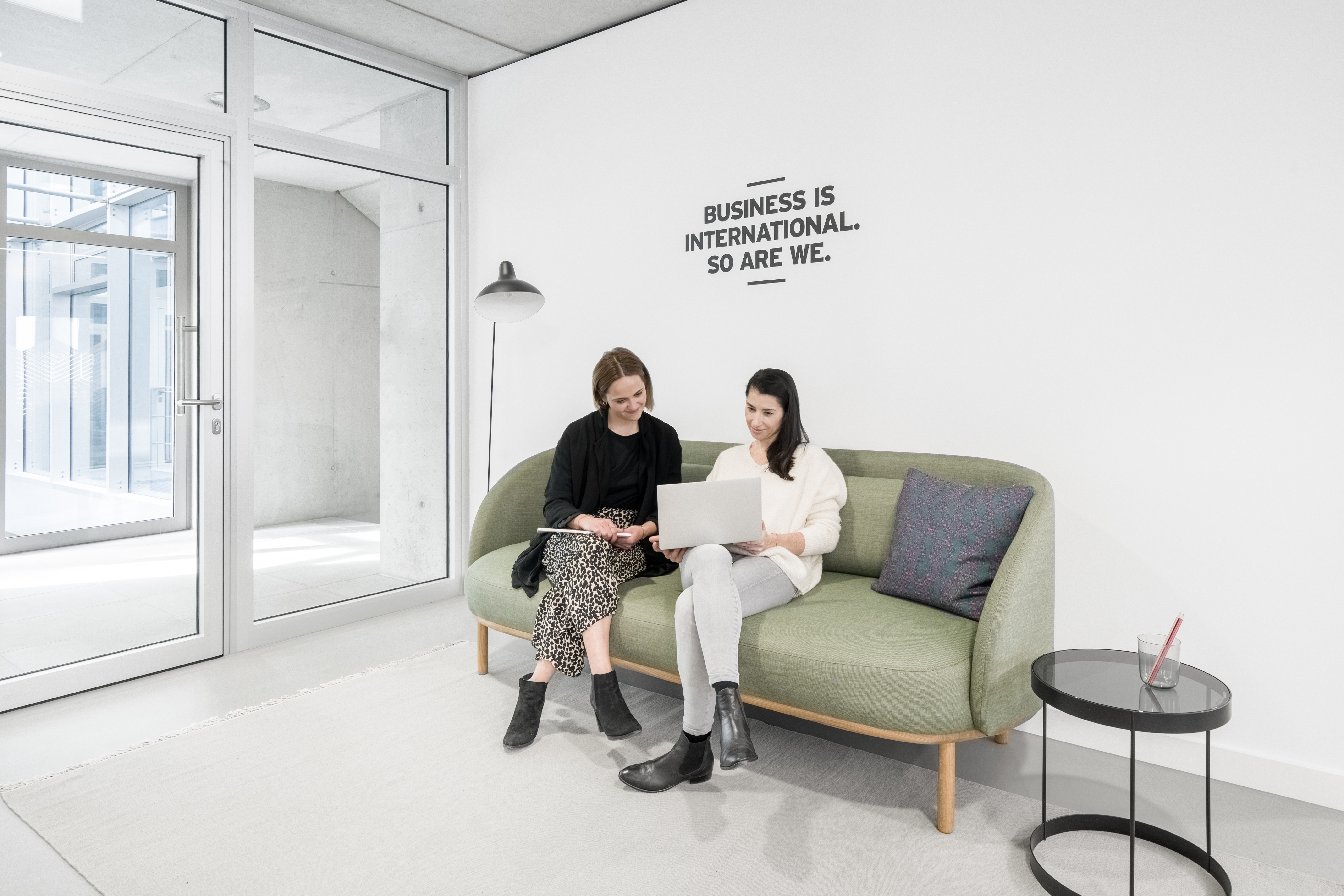 Coworking Space: Arbeitsplätze, Services und Support unterstützen Sie bei der Arbeit in Spaces Kennedydamm