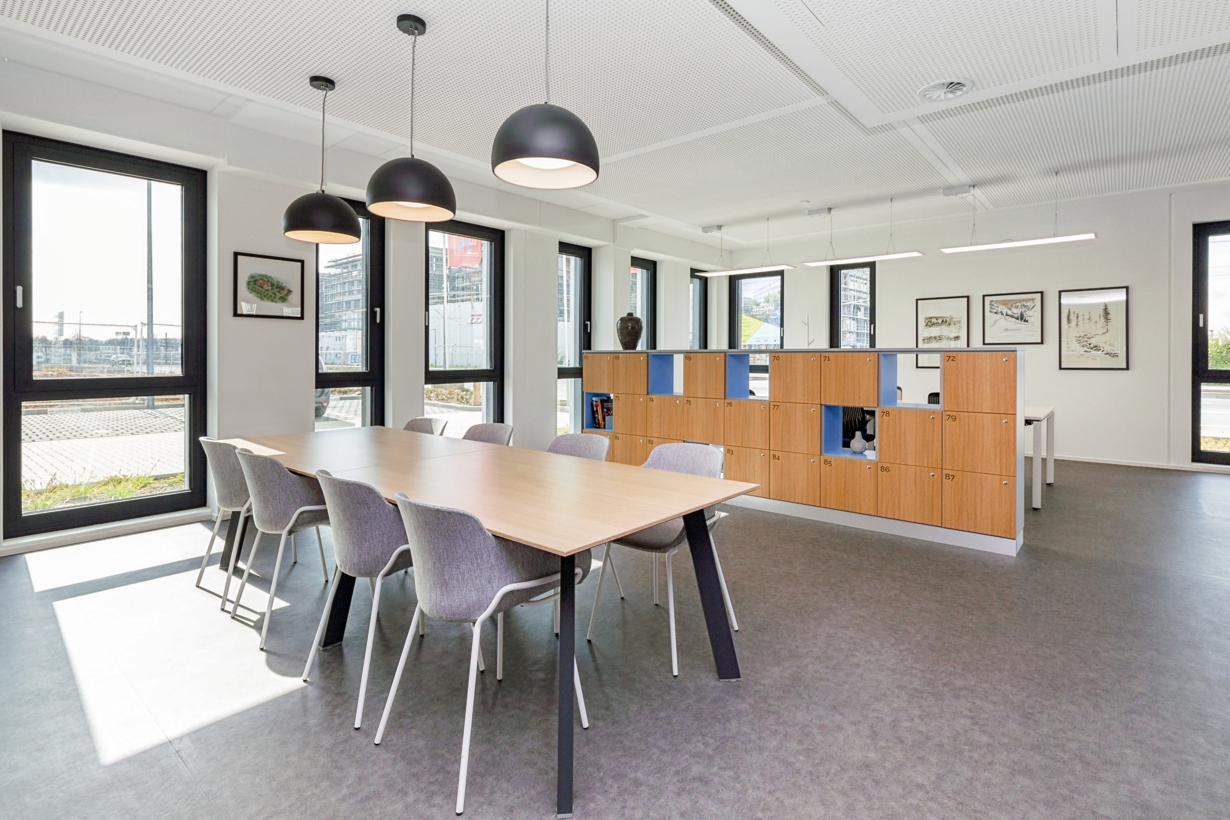 Coworking Spaces - Köln - Arbeitsplätze, Services und Support unterstützen Sie bei der Arbeit in HQ HangarOne