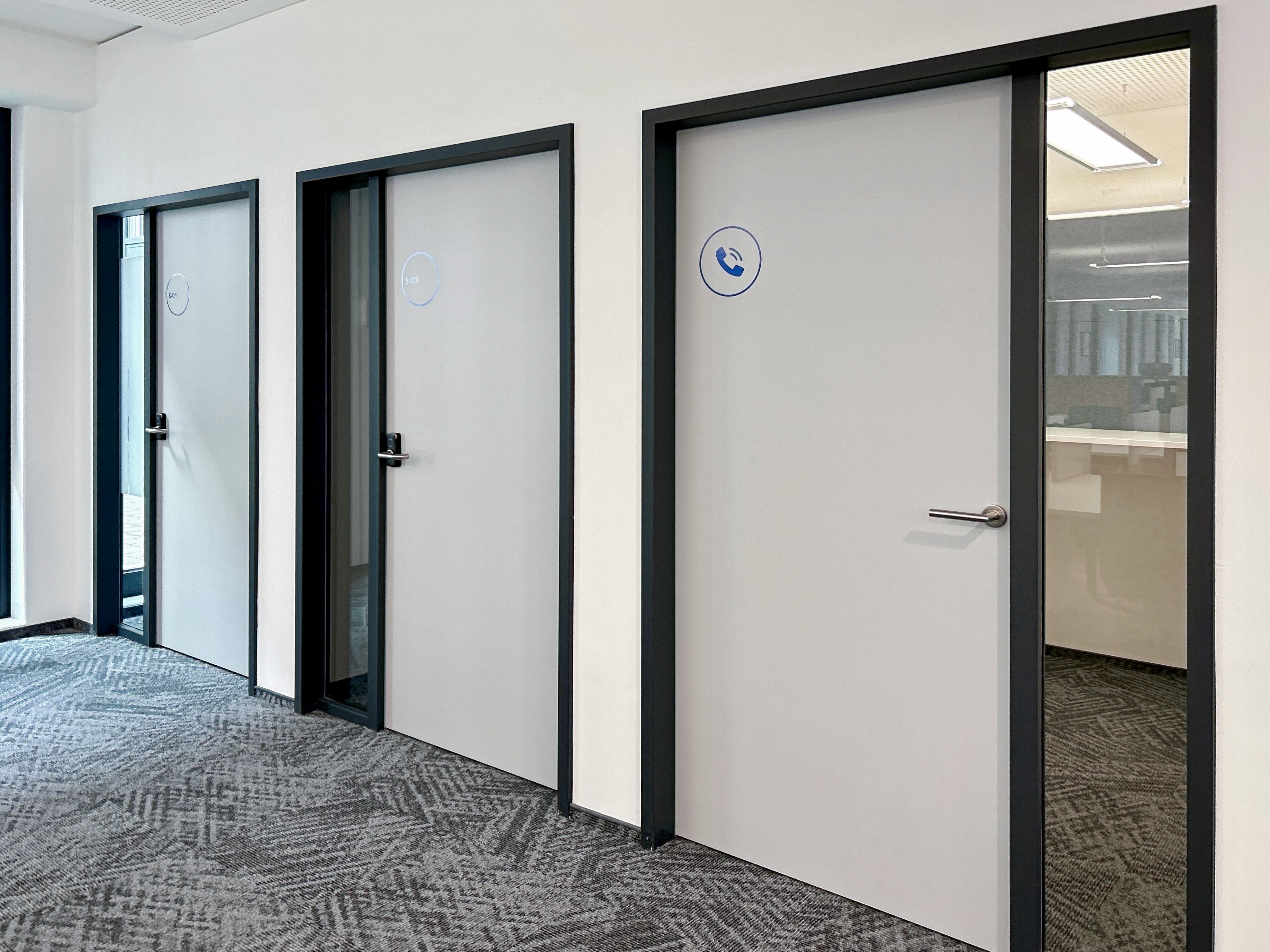 Coworking Space: Arbeitsplätze, Services und Support unterstützen Sie bei der Arbeit in HQ HangarOne