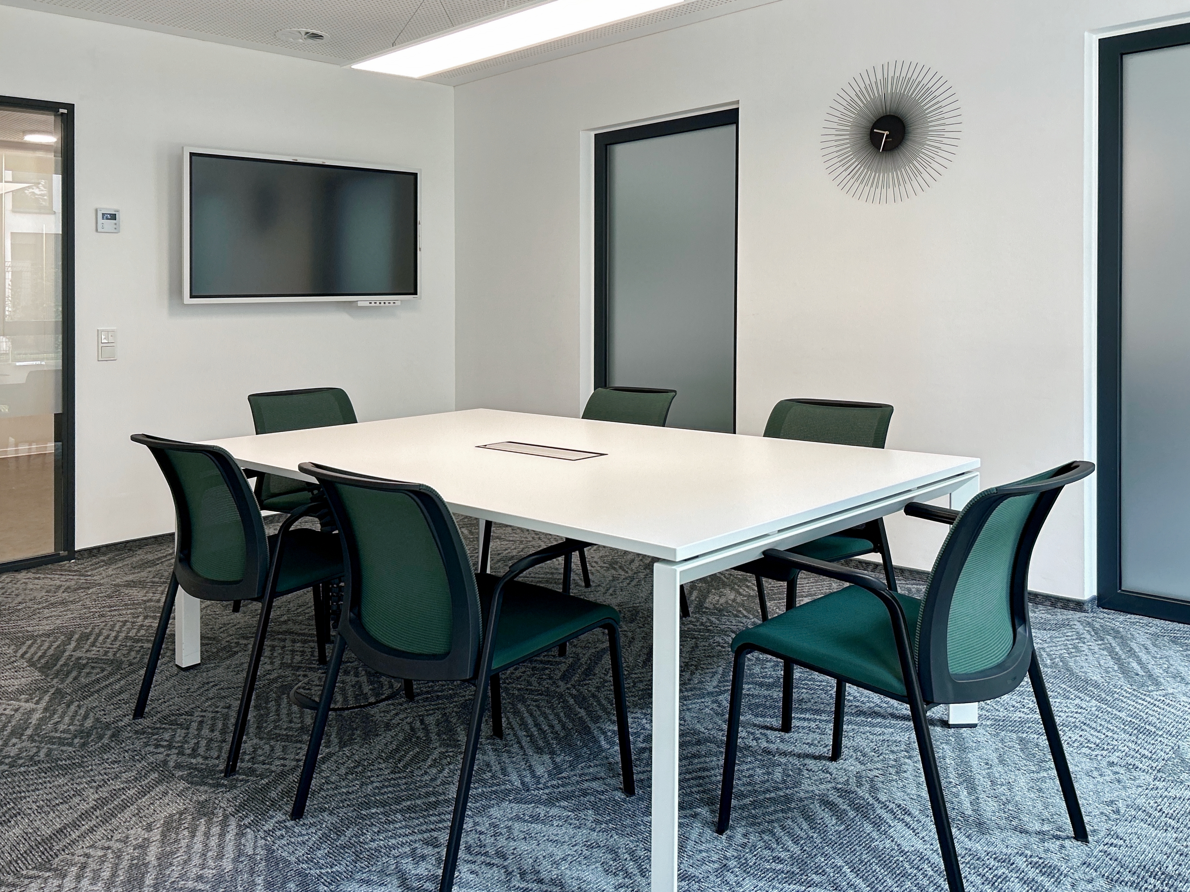 Coworking Space: Arbeitsplätze, Services und Support unterstützen Sie bei der Arbeit in HQ HangarOne