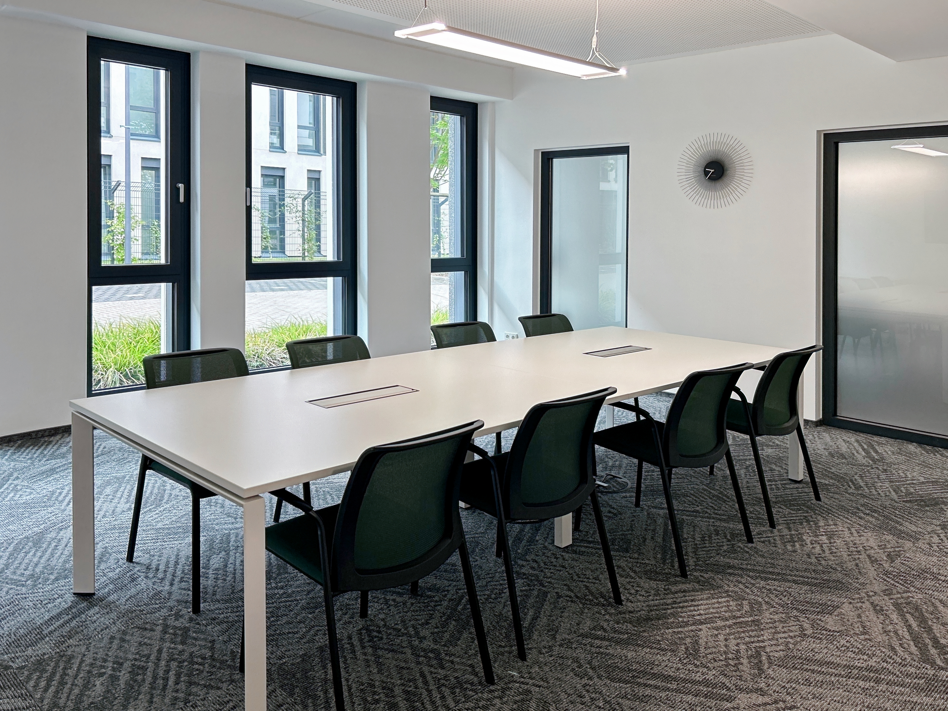 Coworking Space: Arbeitsplätze, Services und Support unterstützen Sie bei der Arbeit in HQ HangarOne