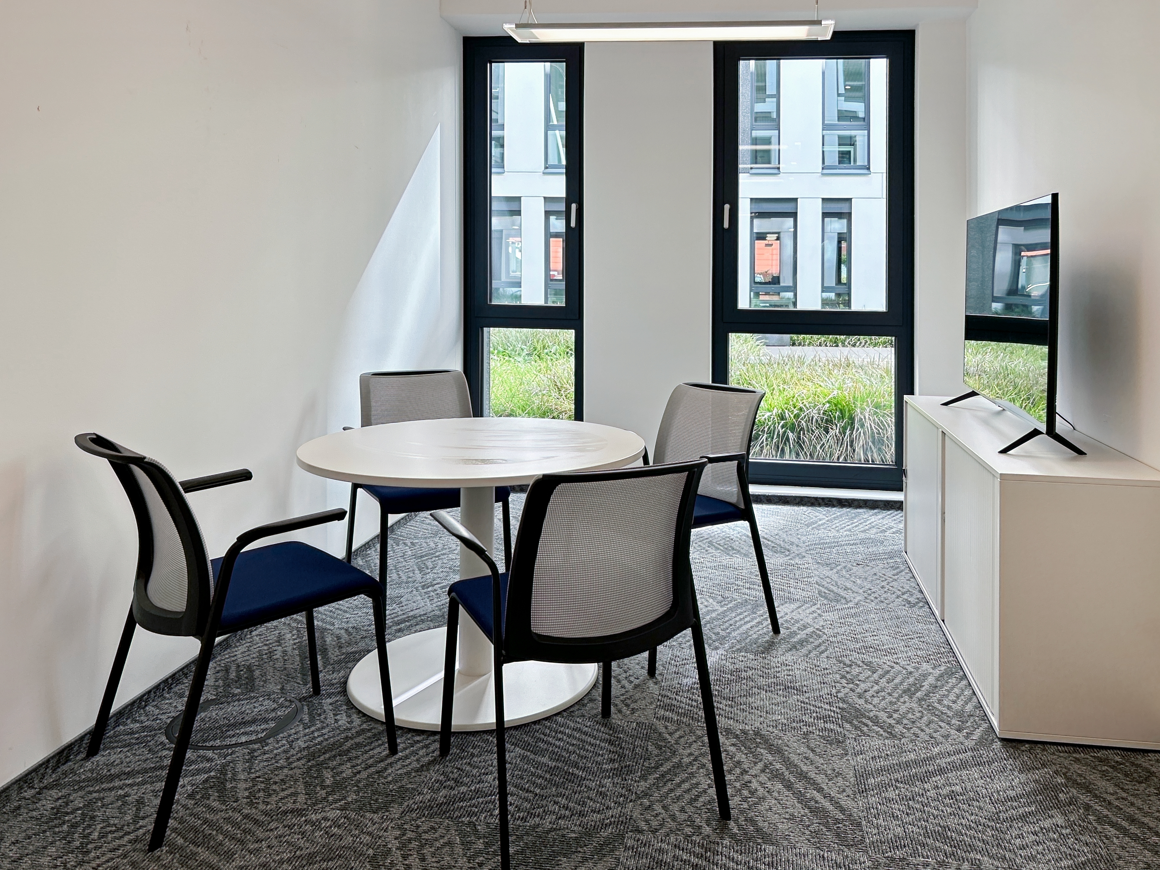 Coworking Space: Arbeitsplätze, Services und Support unterstützen Sie bei der Arbeit in HQ HangarOne