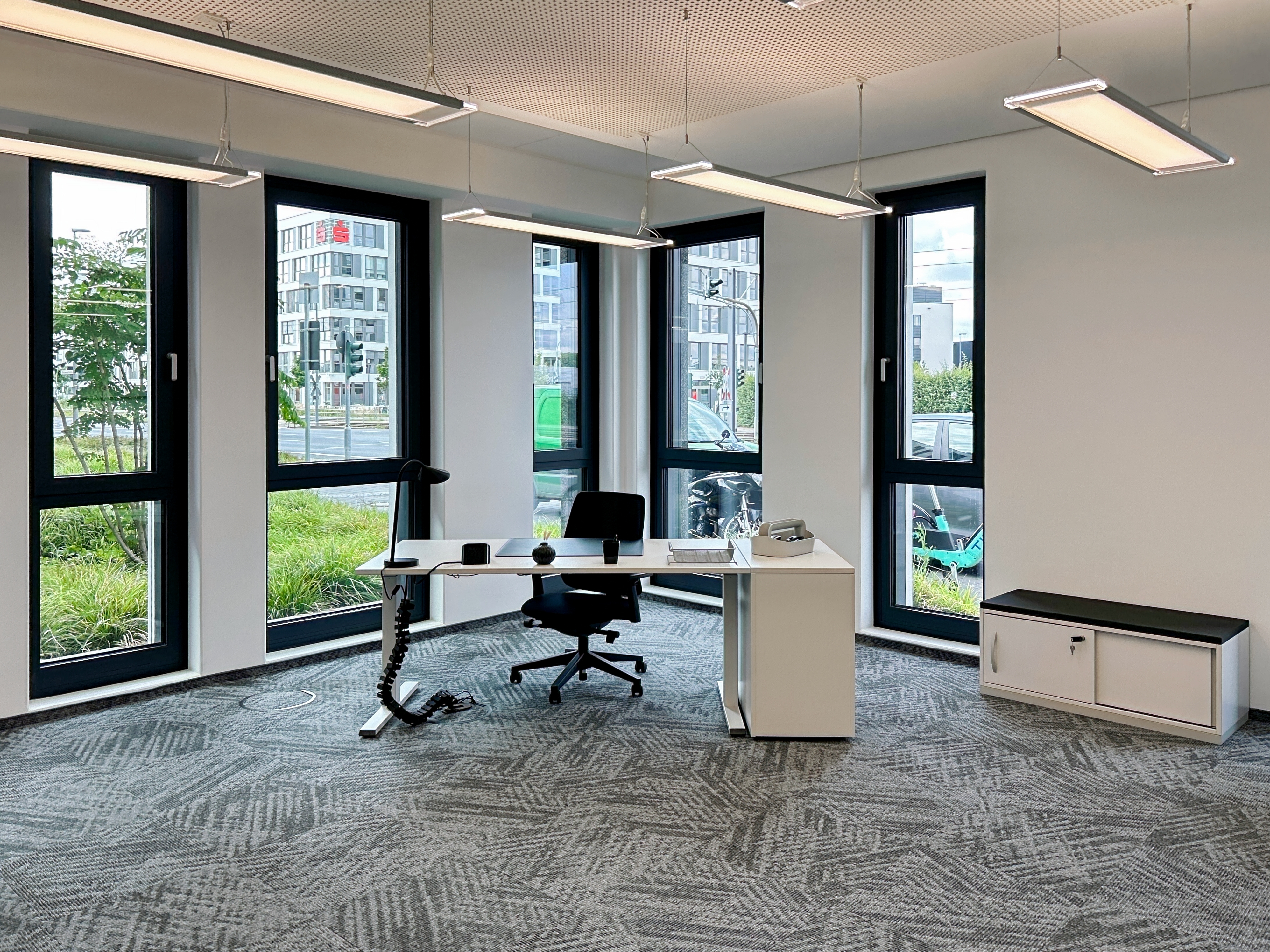 Coworking Space: Arbeitsplätze, Services und Support unterstützen Sie bei der Arbeit in HQ HangarOne