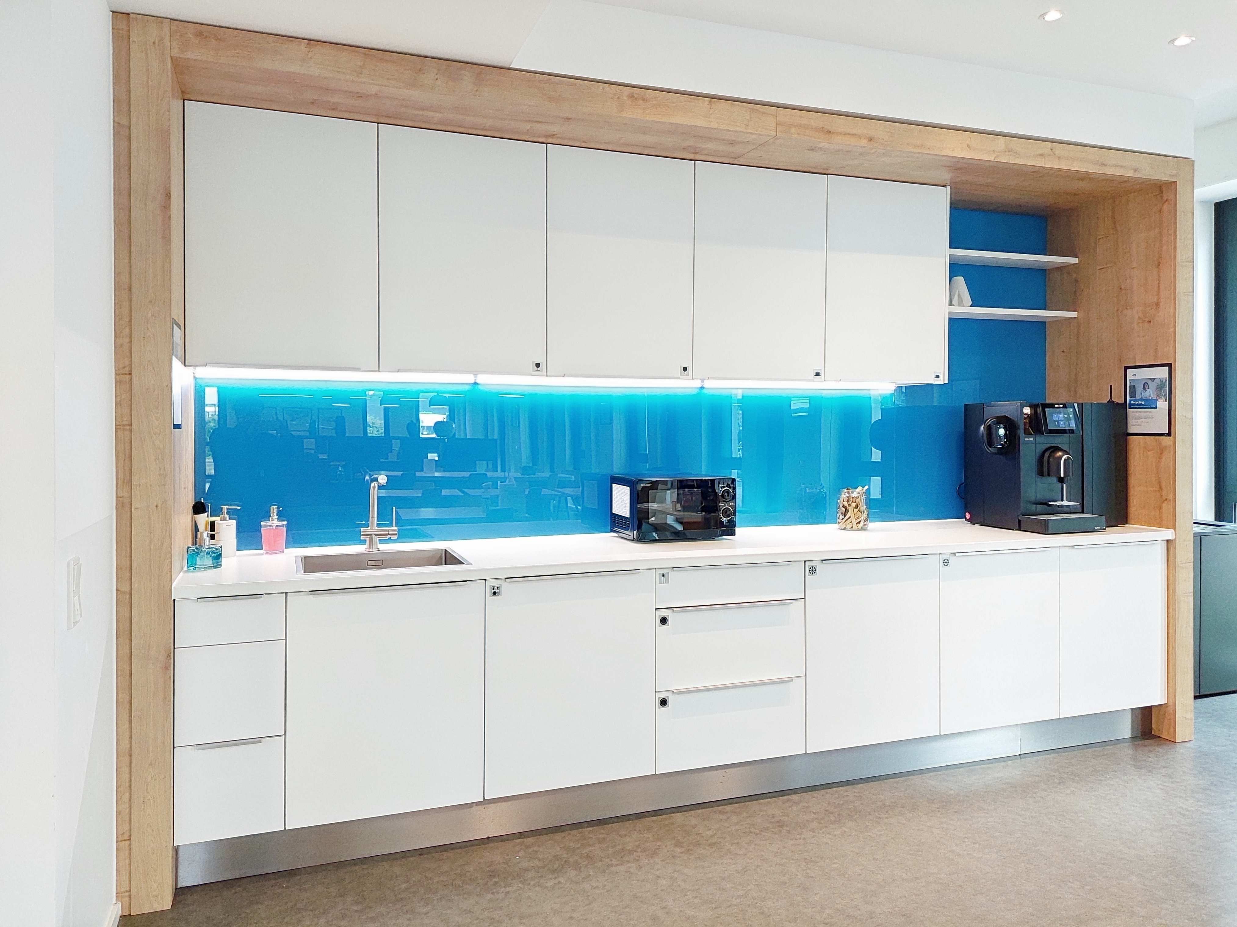 Coworking Space: Arbeitsplätze, Services und Support unterstützen Sie bei der Arbeit in HQ HangarOne