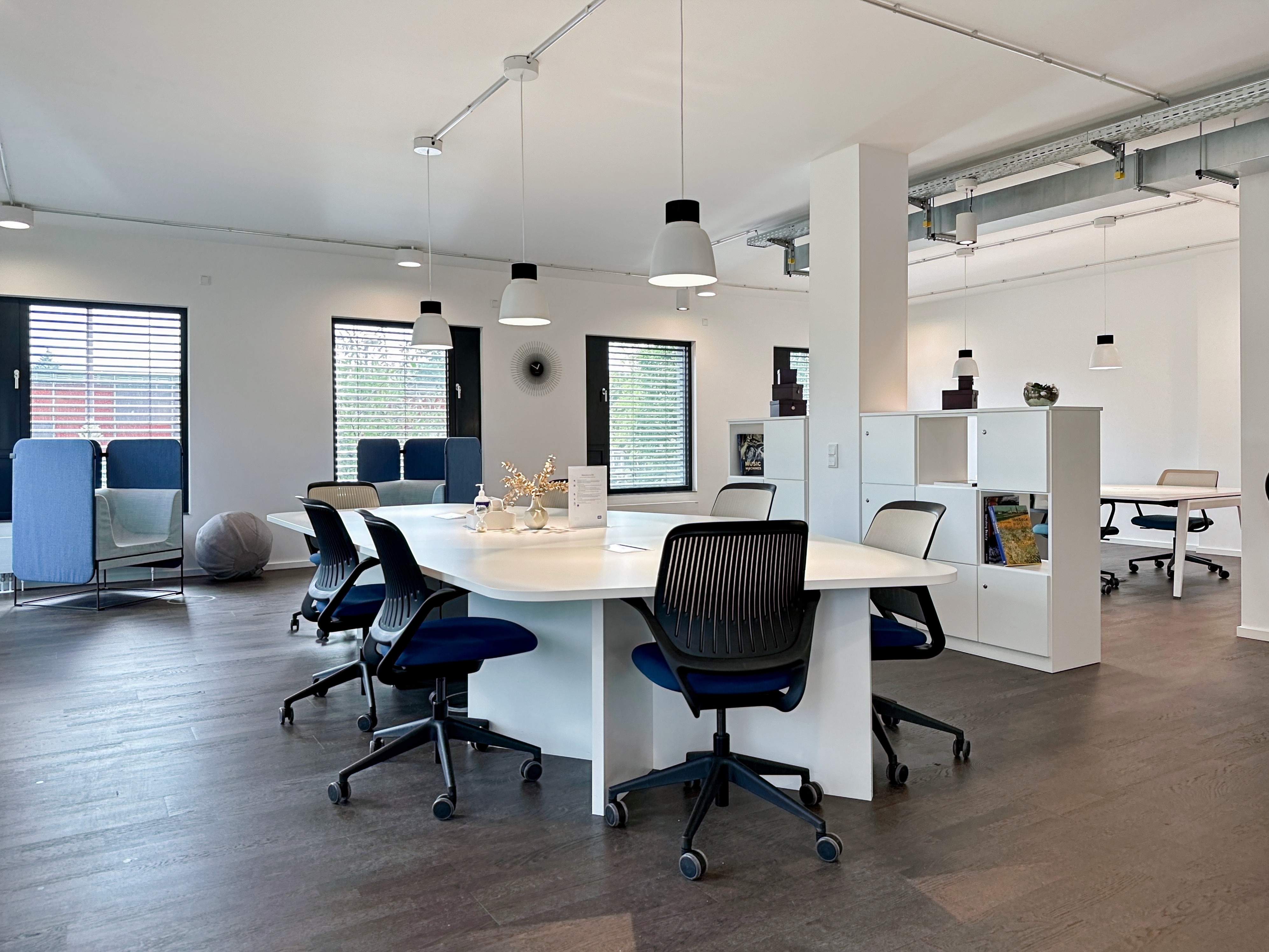 Coworking Spaces - Berlin-Stadt - Arbeitsplätze, Services und Support unterstützen Sie bei der Arbeit in HQ Rheinstrasse 11