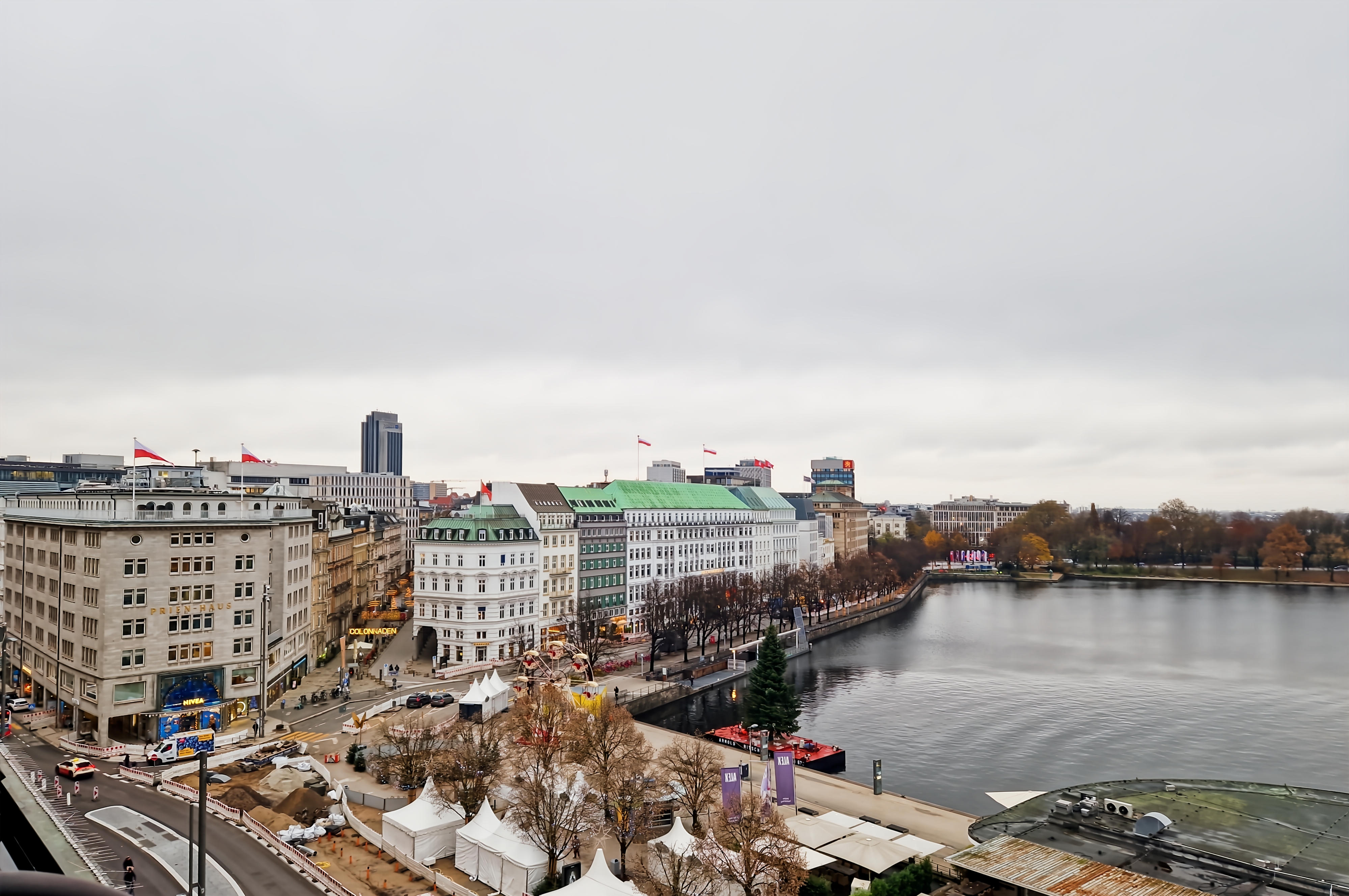 Coworking Spaces - Hamburg-Stadt (Hamburg, Freie und Hansestadt) - Arbeitsplätze, Services und Support unterstützen Sie bei der Arbeit in Signature Jungfernstieg