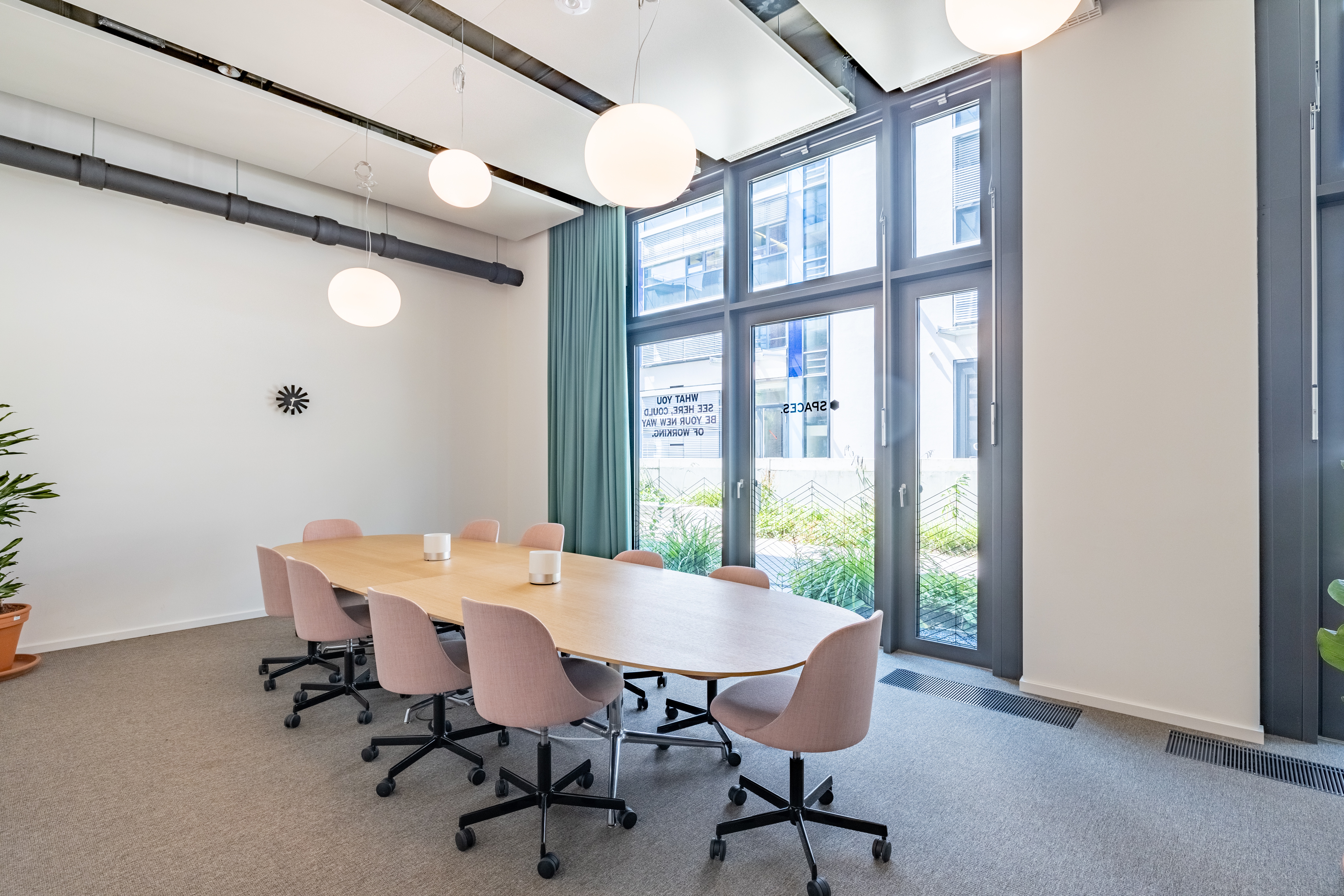 Coworking Space: Arbeitsplätze, Services und Support unterstützen Sie bei der Arbeit in Spaces Werksviertel