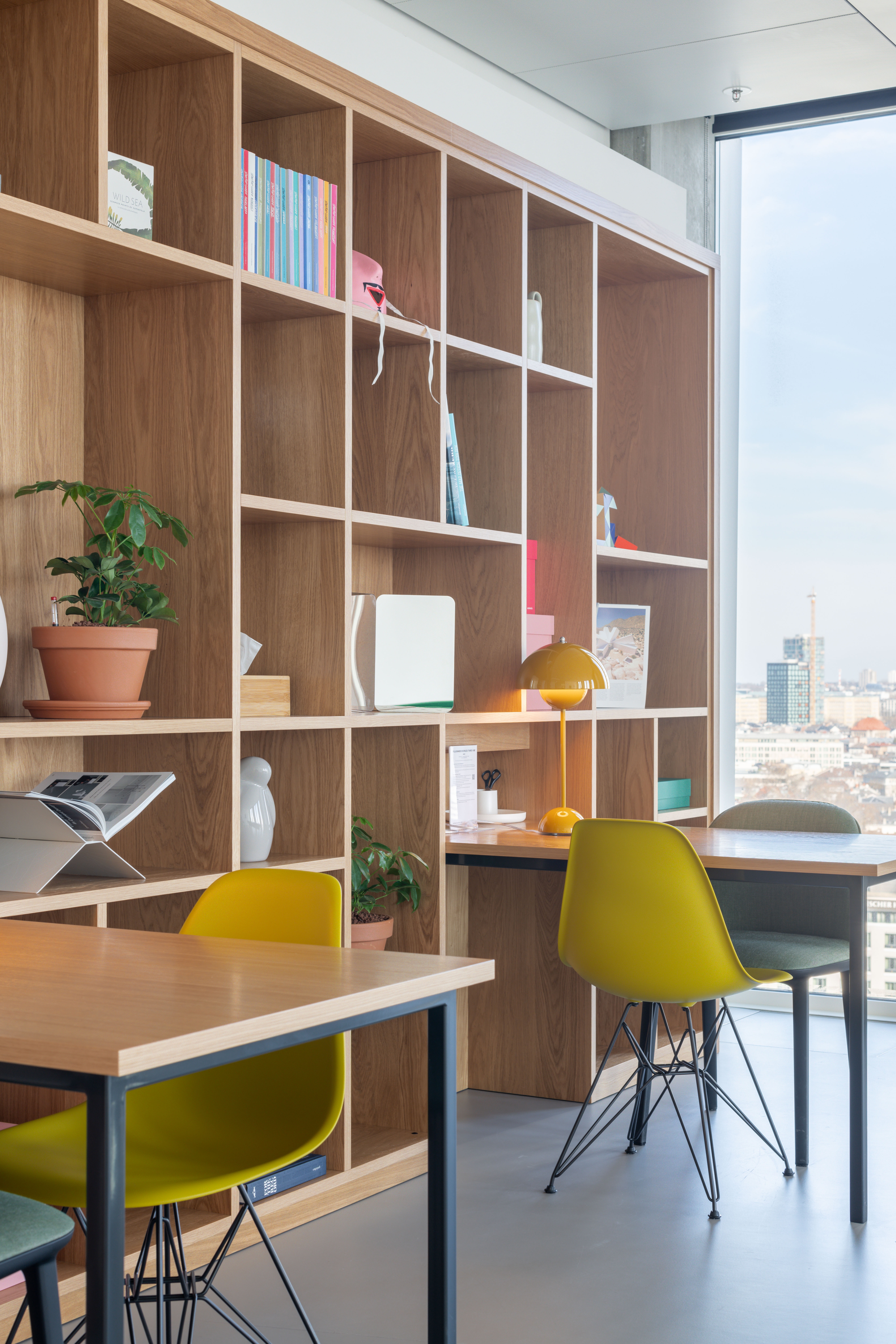 Coworking Spaces - Hessen Nord - Arbeitsplätze, Services und Support unterstützen Sie bei der Arbeit in Spaces Tower One 