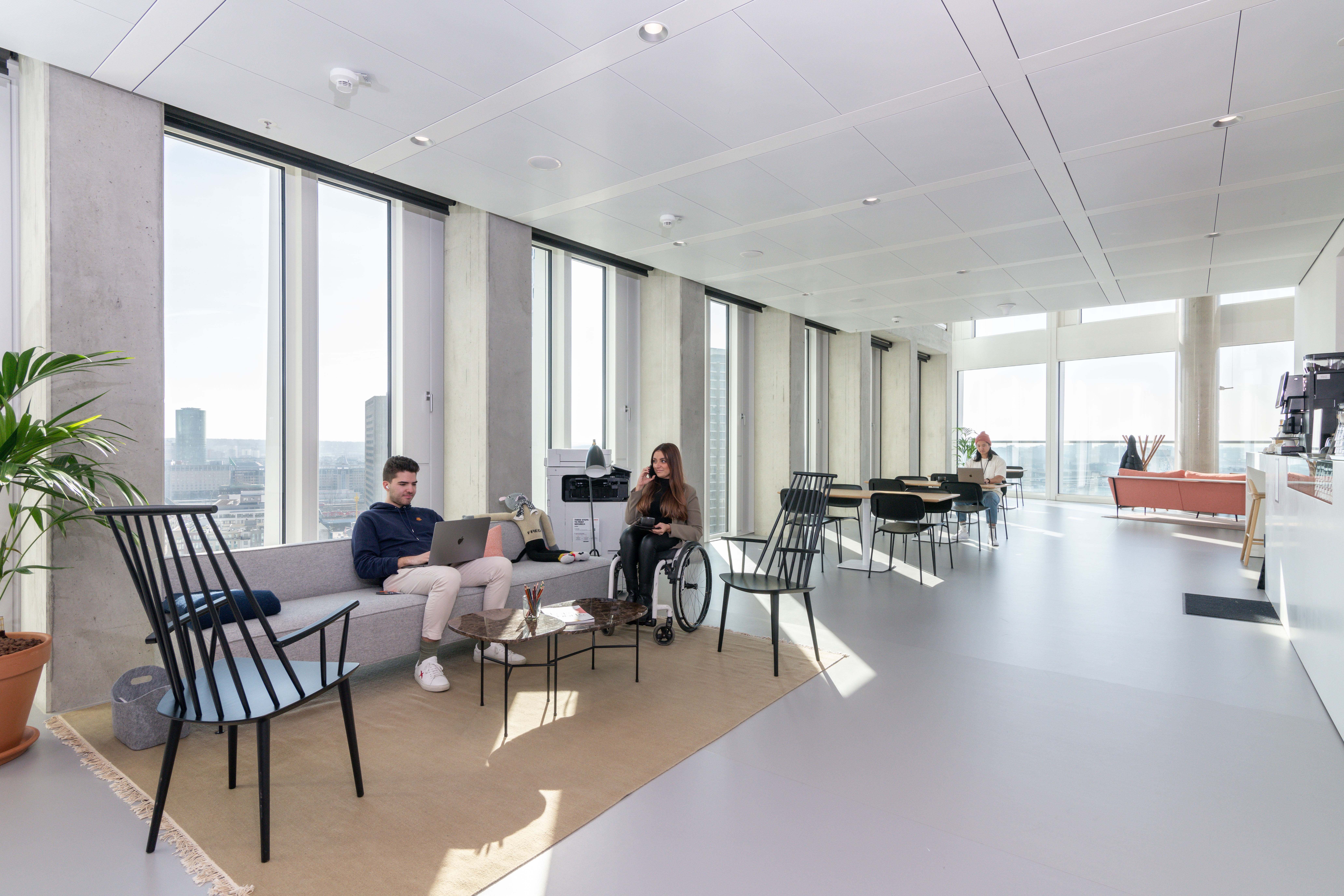 Coworking Spaces - Hessen Nord - Arbeitsplätze, Services und Support unterstützen Sie bei der Arbeit in Spaces Tower One 