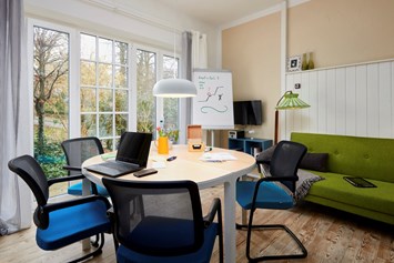 Coworking Space: cobaas - Besprechungs-/Teamraum mit rundem Tisch, Sofa, Sessel, Flipchart, Küchenzeile, Bad mit Dusche - cobaas