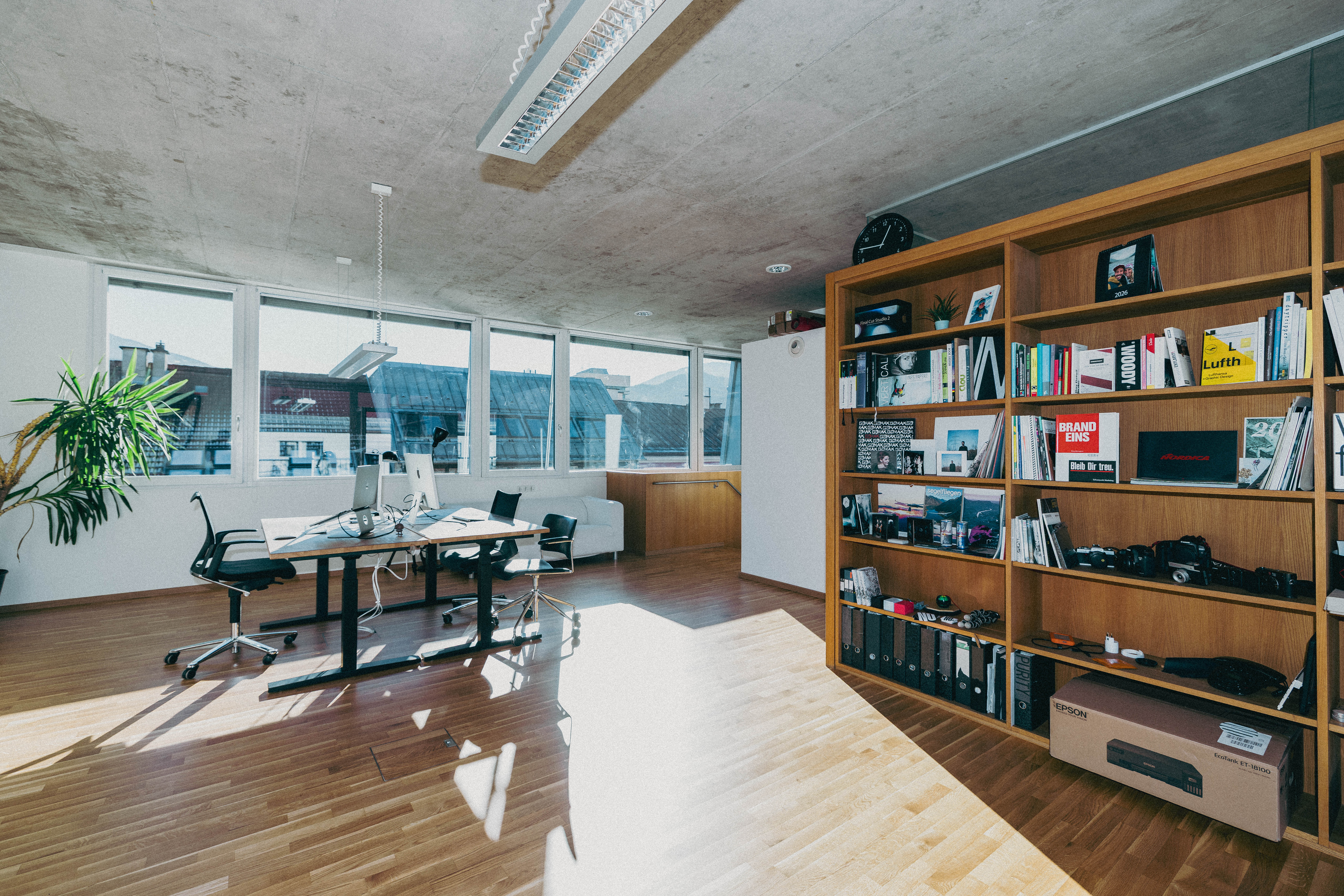 Coworking Space: CREATIVE OFFICE SPACE