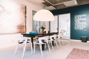 Coworking Space: WORKING LOUNGE - THIIIRD PLACE 