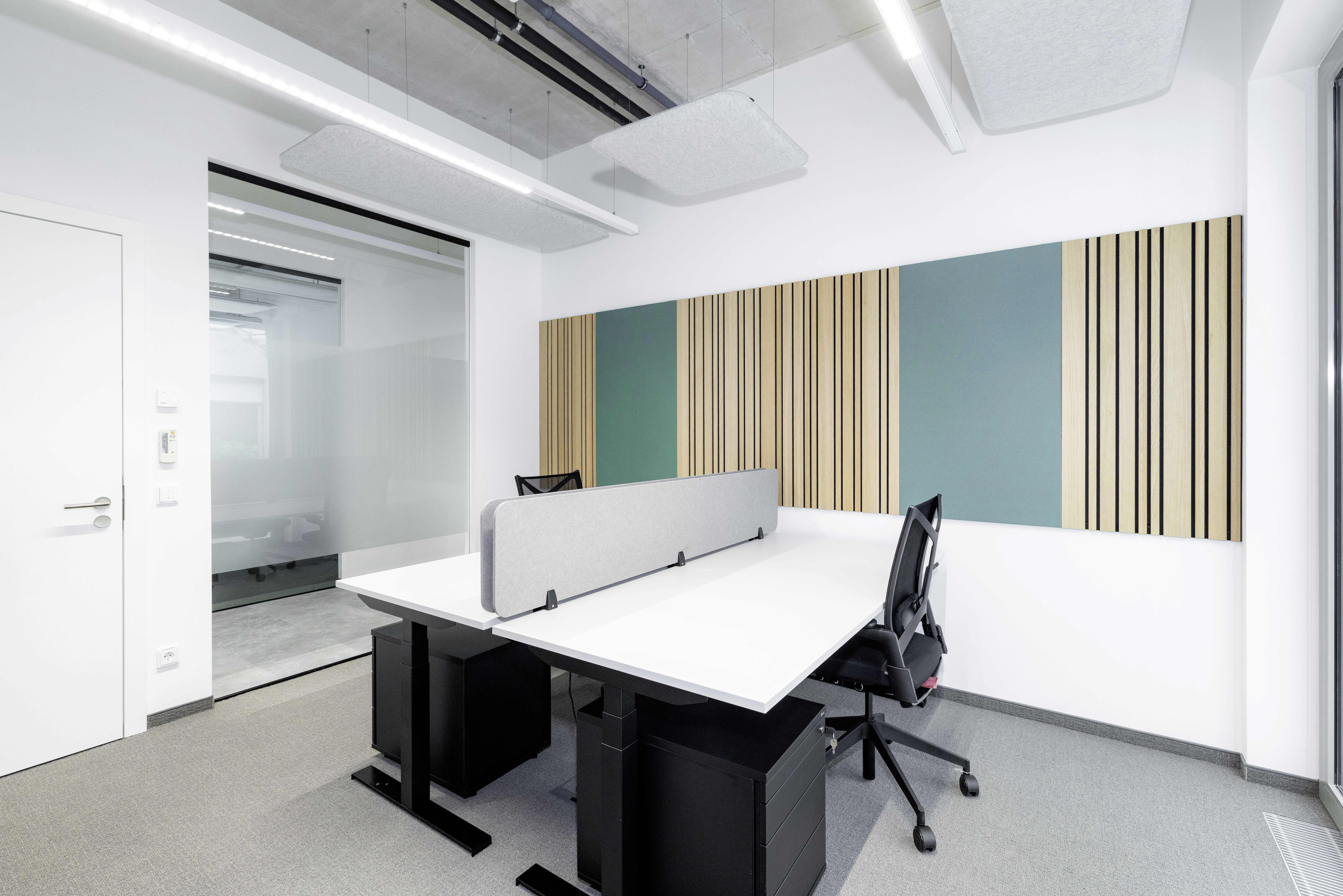 Coworking Spaces - feste Arbeitsplätze vorhanden - Puch bei Hallein - Die Büros sind kurz- und langfristig buchbar und bieten Platz für bis zu 4 Personen. Jeder Arbeitsbereich ist modern und hochwertig ausgestattet.

- Höhenverstellbare Tische und Drehstühle
- Verschließbare Staufläche
- Teppichboden
- Steuerbare Luftkühlung & Sonnenschutz
- Eigenes, sicheres WLAN pro Unternehmen
 - Shared Office - Wissenspark Salzburg Urstein