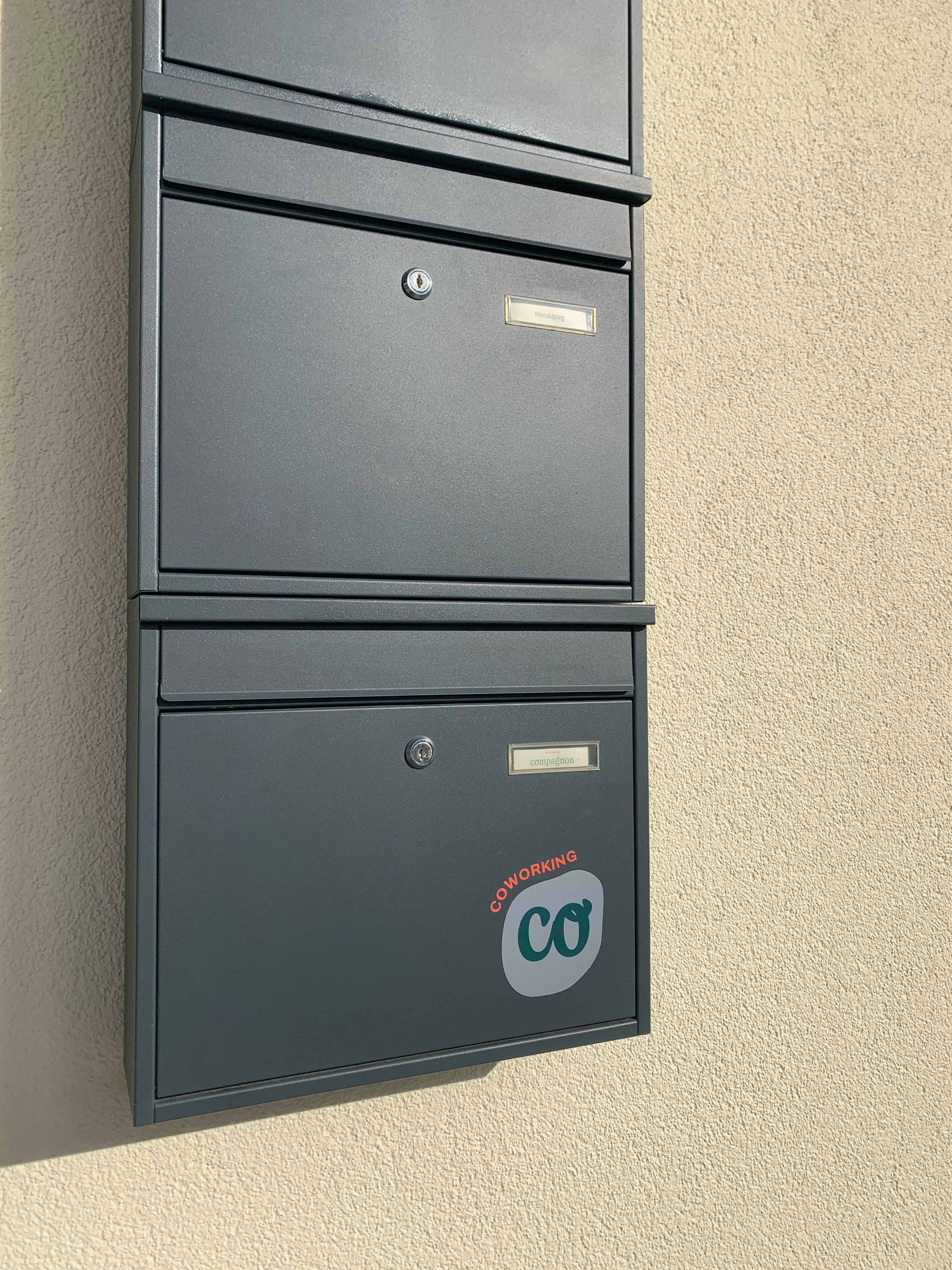 Coworking Space: Ladungsfähige Geschäftsadresse:
Bietet dir die Möglichkeit deine Geschäftspost nicht an deine Privatadresse schicken zu lassen. Es handelt sich um eine ladungsfähige/ impressumsfähige Geschäftsadresse. - Coworking Compagnon