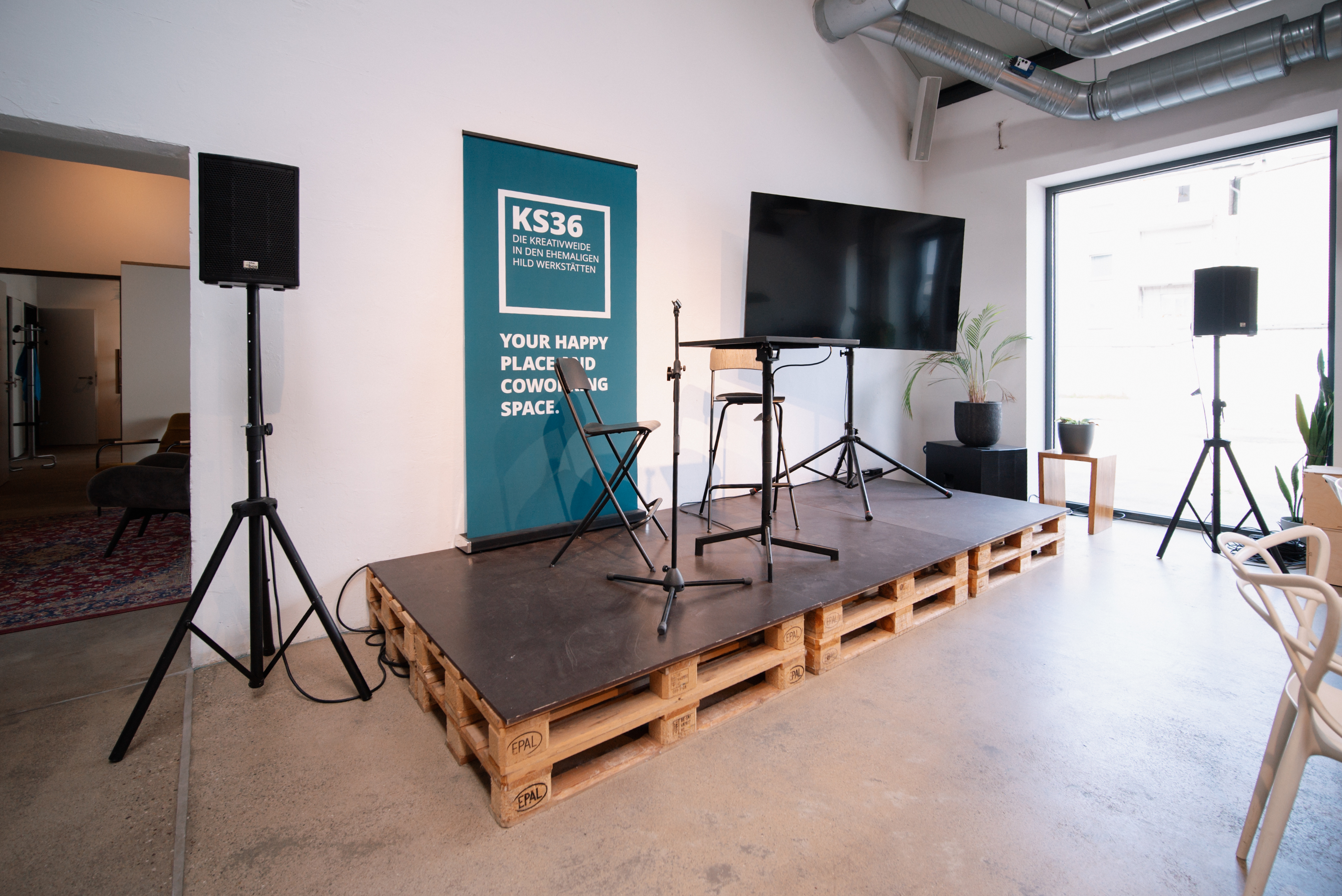 Coworking Space: Bühne in der Kreativwerkstatt - KS36 Coworking auf der Kreativweide in Duisburg