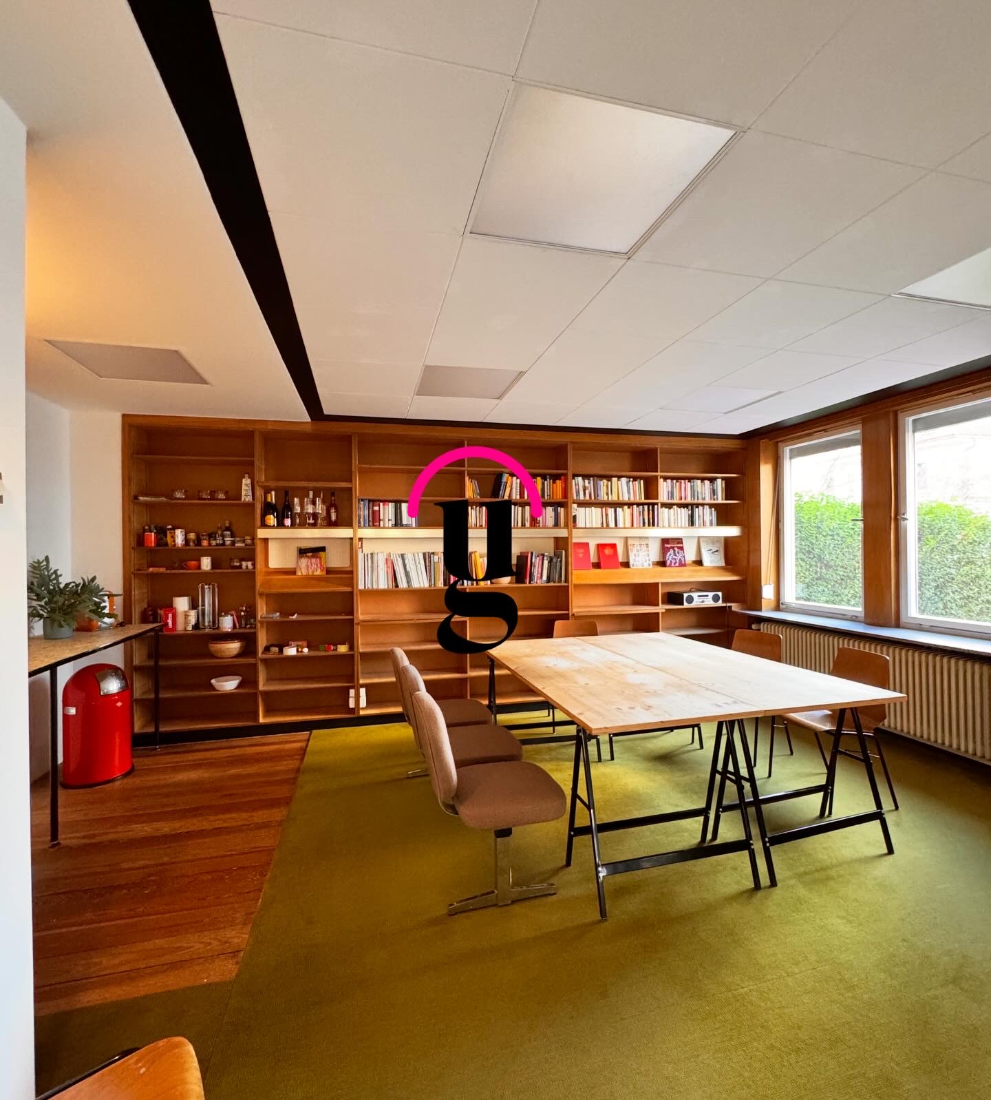 Coworking Spaces - Schwäbische Alb - Community Space mit Bücherregal und kleiner Küche - United Grounds