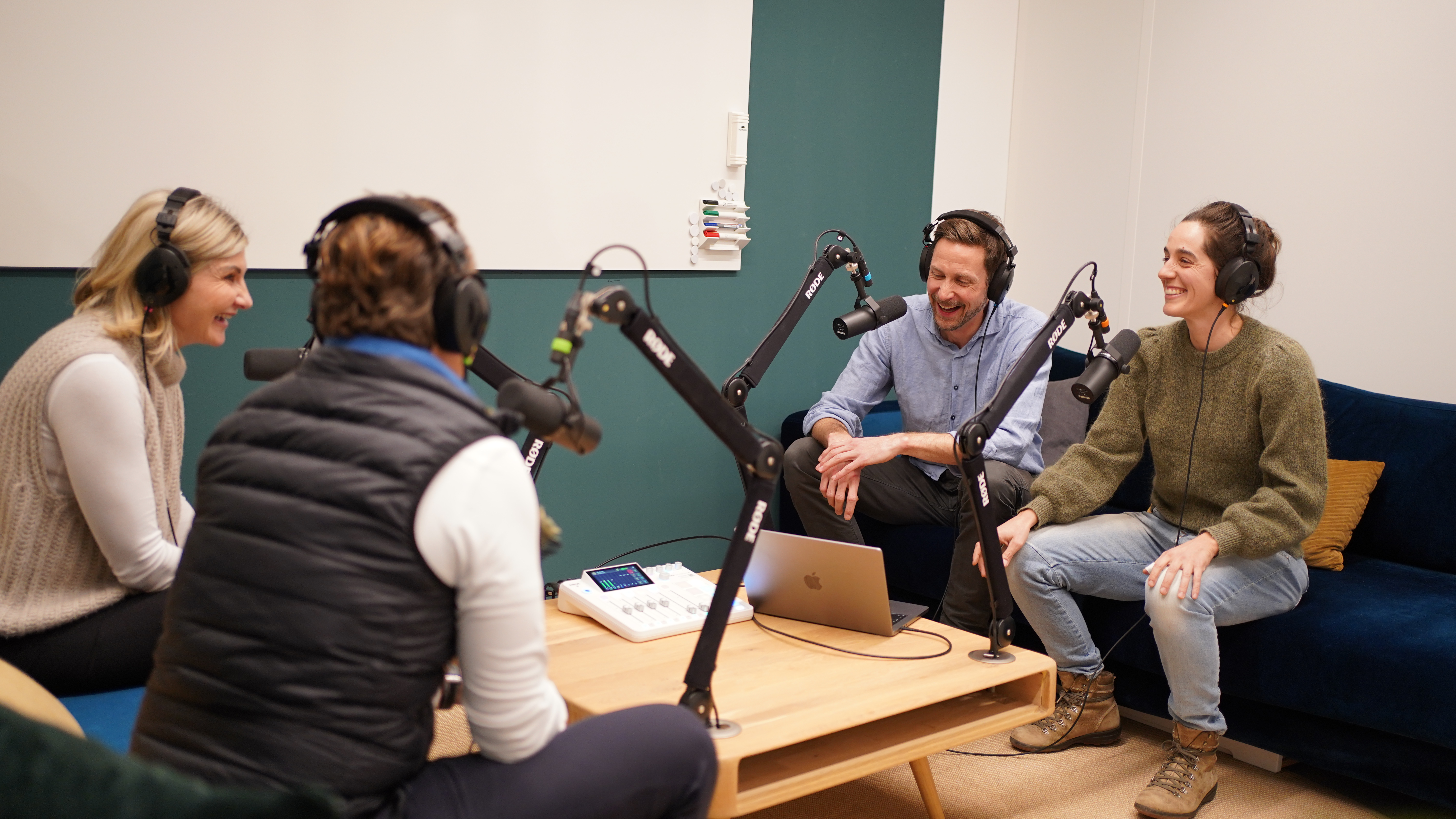 Coworking Space: Das Podcast Sofa bietet die Möglichkeit für vier gleichzeitige Aufnahmen. Das hochwertigem Equipment und einer optimierten Akustik bieten wir die ideale Grundlage für eine klare und lebendige Tonaufnahme. - Zentrum für Innovation & Digitalisierung
