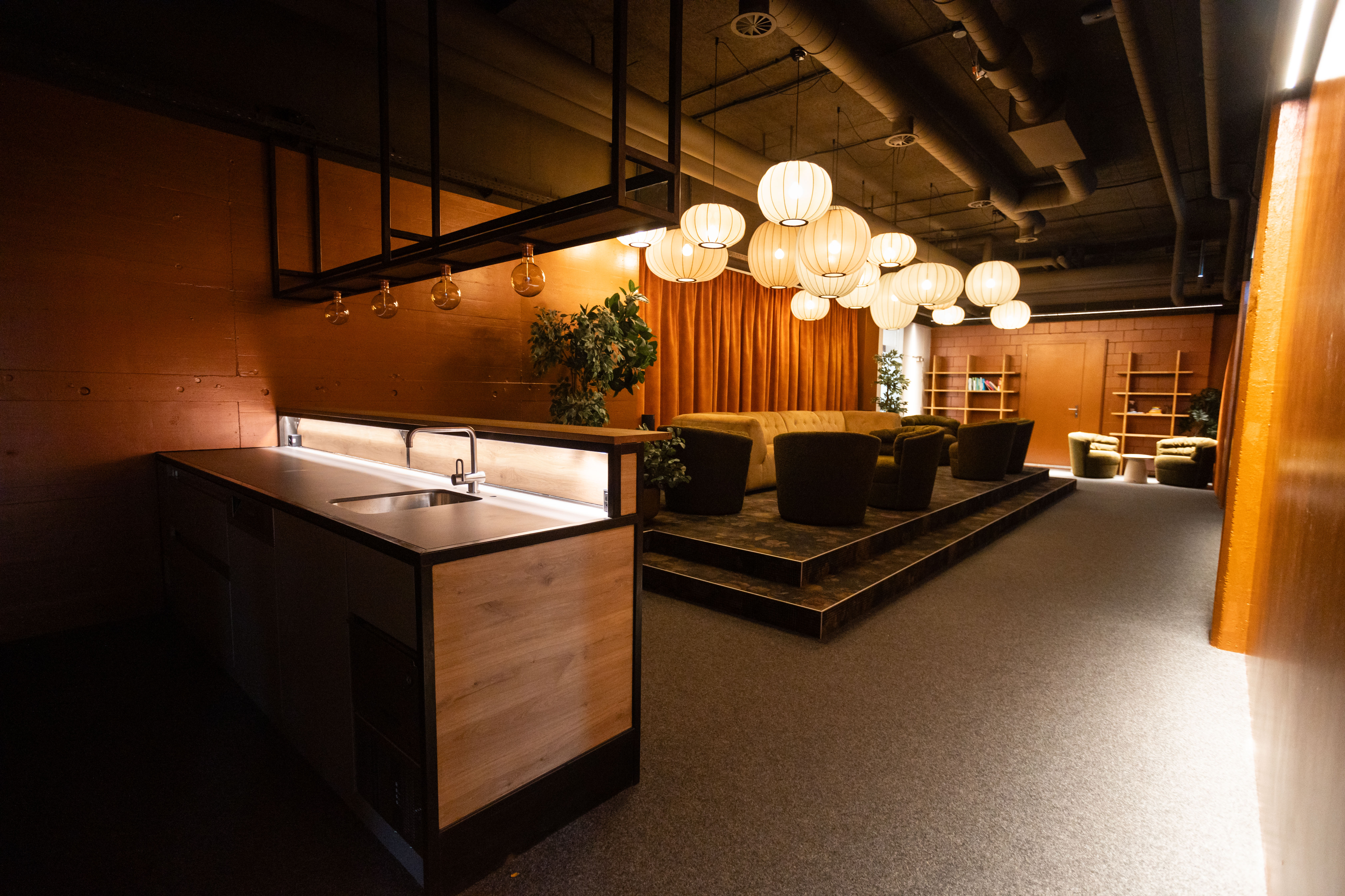 Coworking Space: Die Lounge ist der ideale Ort für einen entspannten Apéro & persönliche Gespräche. Ausgestattet mit einer eigenen Bar und komfortablen Sitzgelegenheiten, garantiert sie dir eine gemütliche und stilvolle Atmosphäre. - Zentrum für Innovation & Digitalisierung