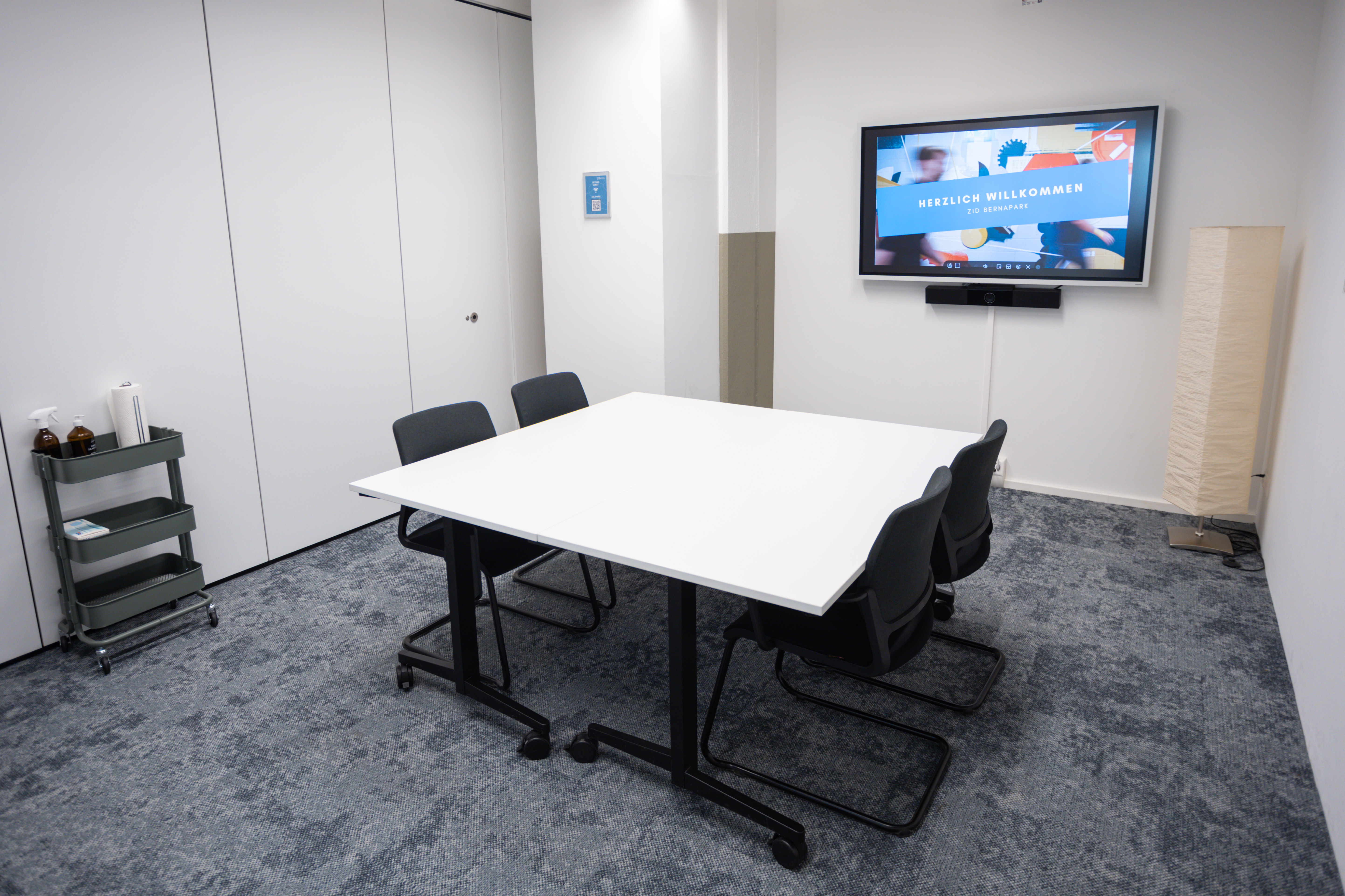 Coworking Space: Unsere moderne Sitzungszimmer und bietet mit digitalen und analogen Whiteboards alles, was du für Meetups & hybride Besprechungen brauchst. Die 9 unterschiedlichen Meetingräume bieten Platz für 4 bis zu 50 Personen. - Zentrum für Innovation & Digitalisierung