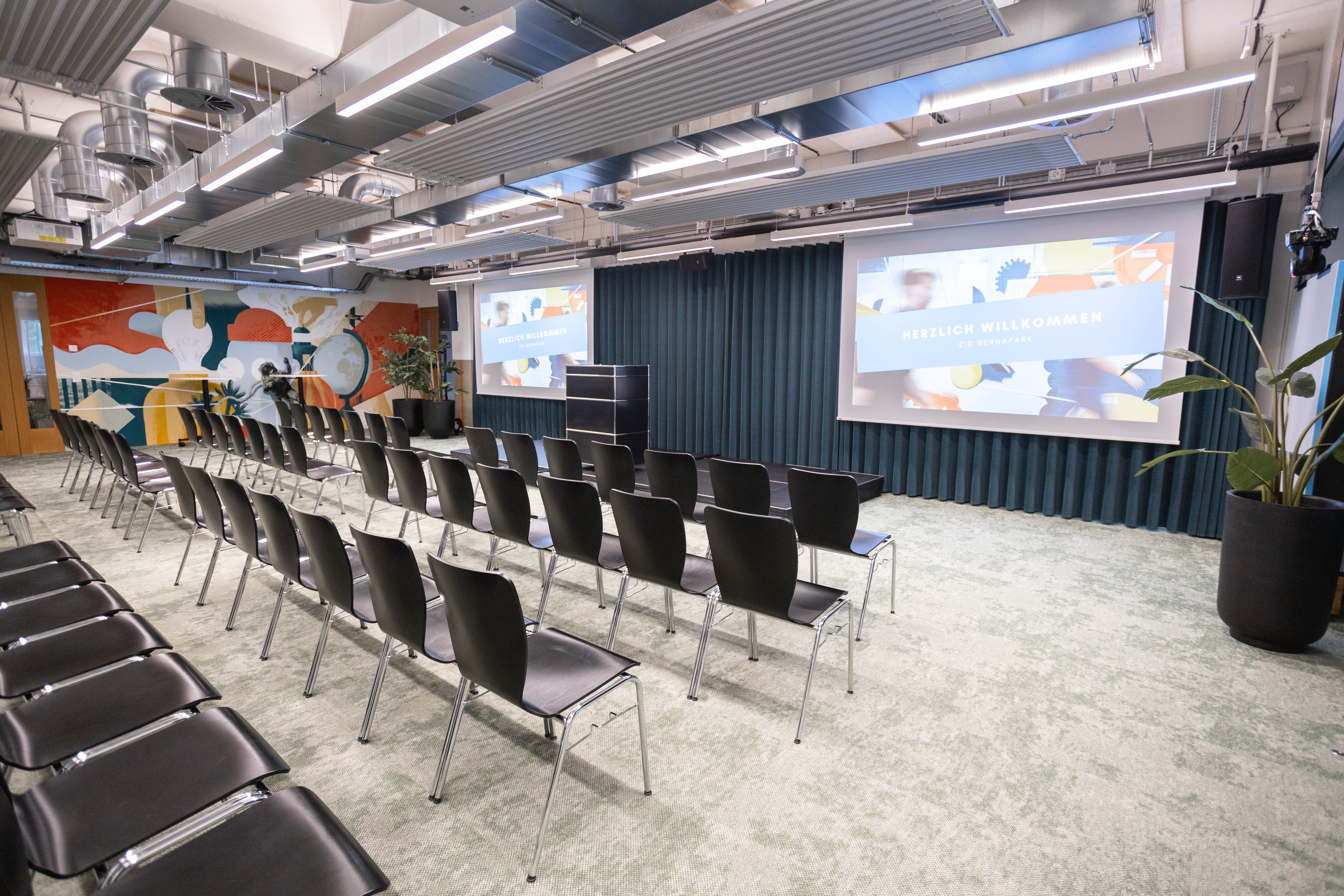Coworking Space: Das Forum ist ein multifunktionaler Eventraum - ideal für Workshops, Konferenzen und hybride Veranstaltungen mit Livestream-Option. Mit der modernen Ausstattung steht deinem erfolgreichen Anlass nichts mehr im Wege. Bis 100 Sitzplätze. - Zentrum für Innovation & Digitalisierung