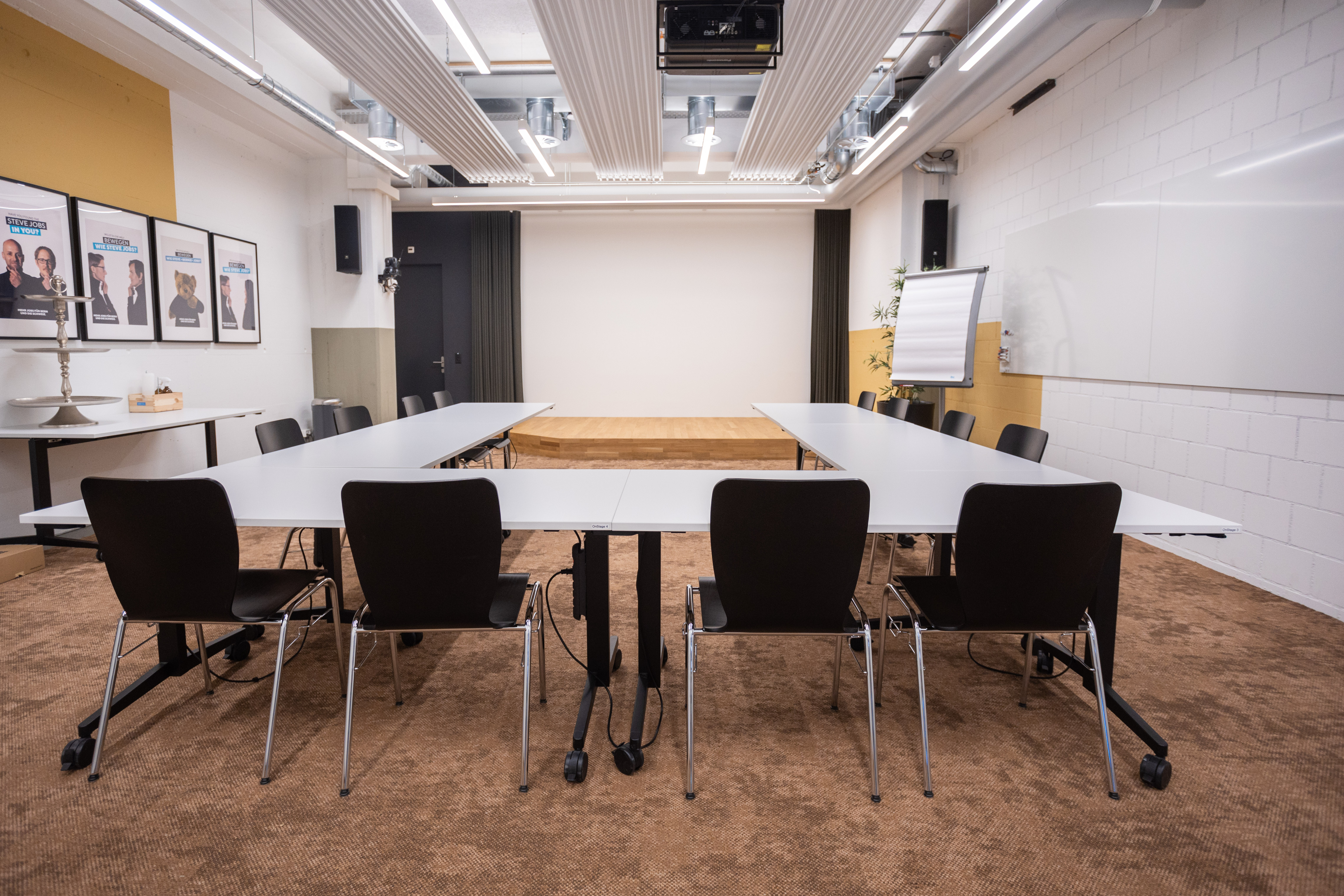 Coworking Space: Der Onstage ist ein multifunktionaler Eventraum - ideal für kreative Workshops und Präsentationen mit bis zu 50 Personen. Gestalte den Raum nach deinen Wünschen und lass deiner Kreativität und Innovation freien Lauf. - Zentrum für Innovation & Digitalisierung
