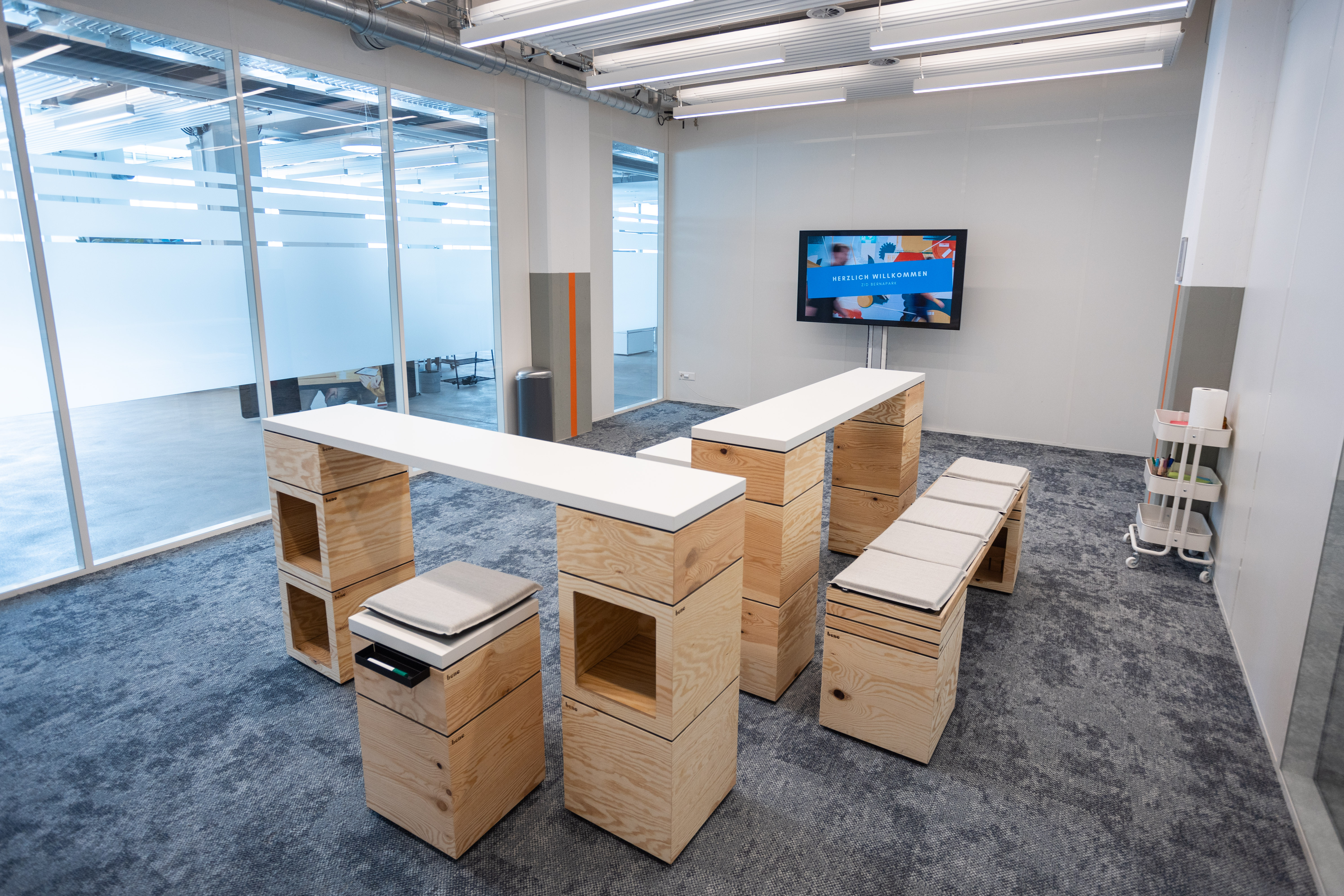 Coworking Space: Die Ideenwerkstatt bietet die optimale Umgebung, um Innovationen und visionäre Ideen zu fördern. Gestaltet für kreative und flexible Workshops, lässt sich der Raum nach deinen Bedürfnissen einrichten.
Dieser Raum ist ideal für mehrwöchige Projektarbeiten und kann als Projektraum gebucht werden. - Zentrum für Innovation & Digitalisierung