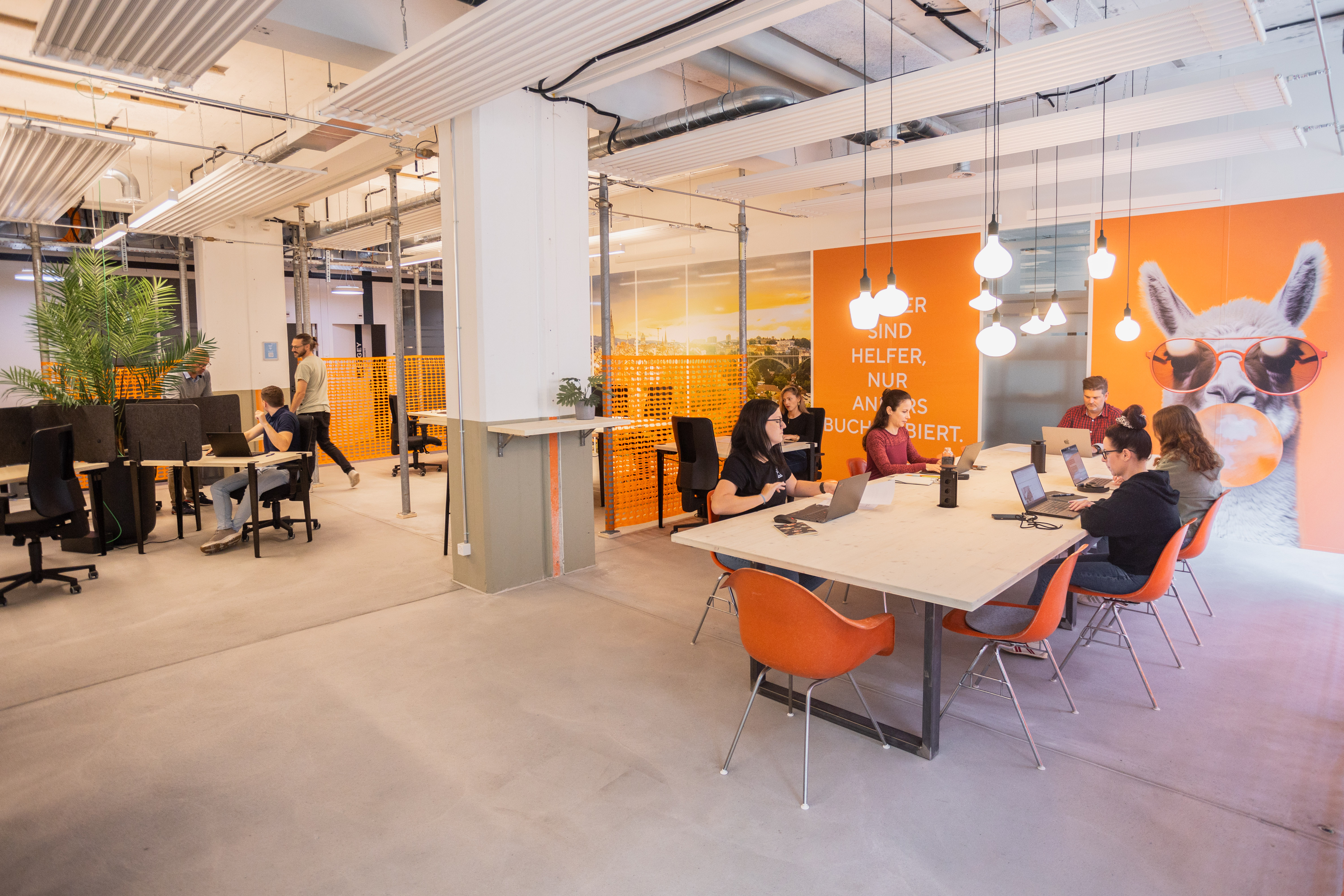 Coworking Spaces - Stettlen - Coworkingspace mit gemeinsamen Tisch - Zentrum für Innovation & Digitalisierung
