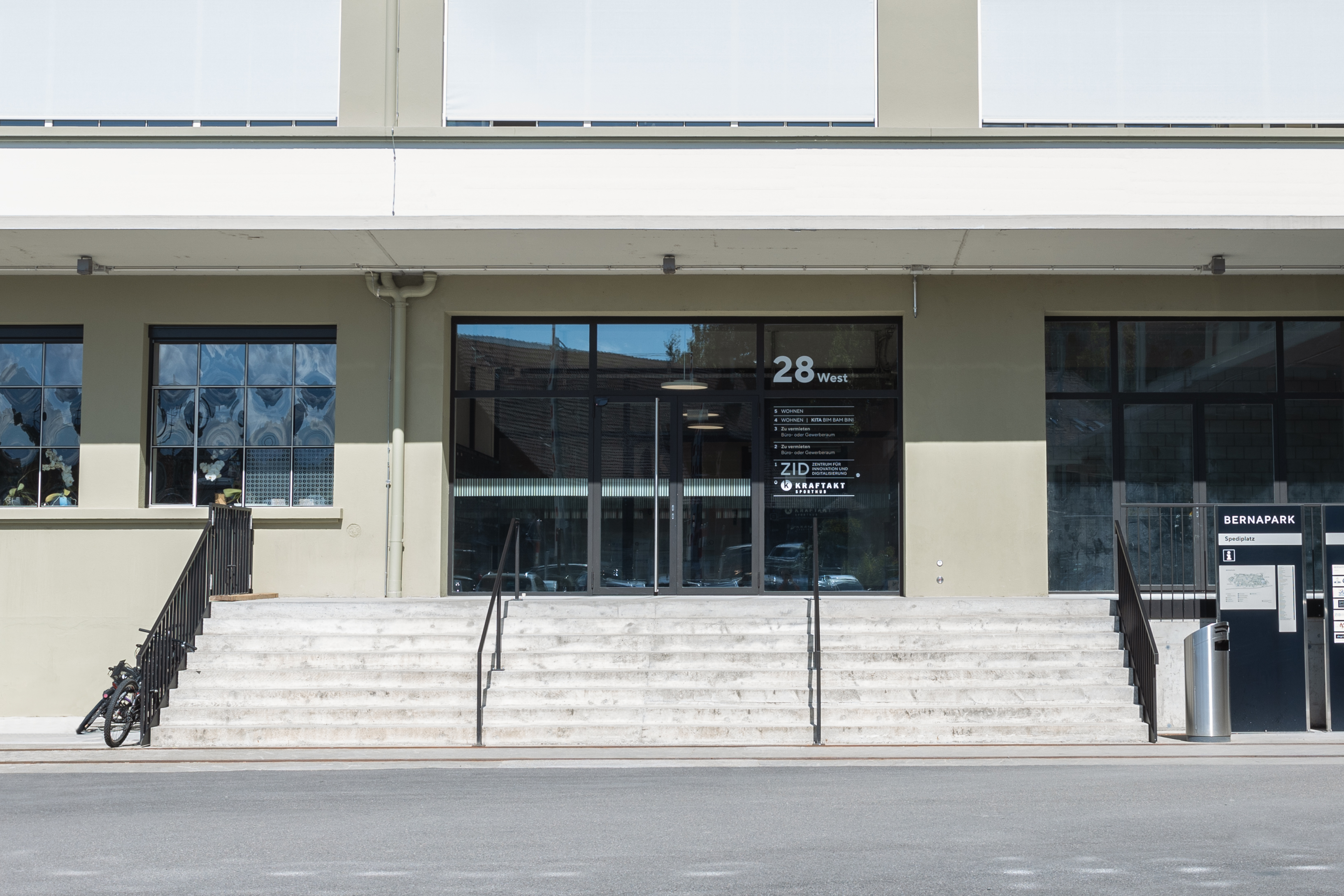 Coworking Spaces - Typ: Shared Office - Stettlen - Haupteingang, Bernapark 28 - ZID Bernapark AG