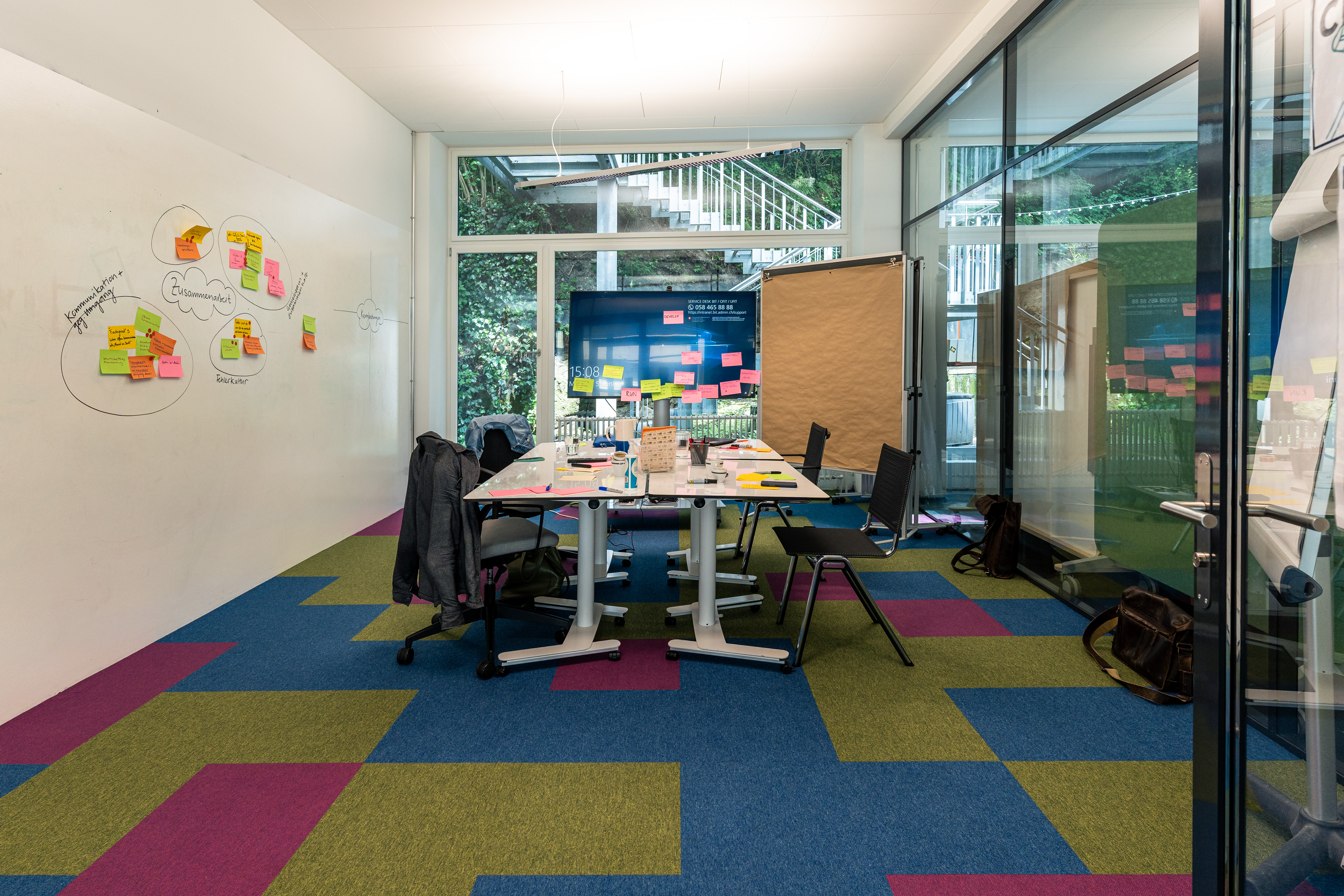 Coworking spaces - Typ: Coworking Space - flow
Im flow stehen dir 30m2 zur Verfügung:
Idealer Meetingraum für bis zu 8 Personen
Ausstattung: Höhenverstellbarer Scrumboardtisch (magnethaftend & beschreibbar), Stühle und Hocker, Scrumboards (magnethaftend & einseitig beschreibbar), Flipchart-Tische (können als Flipchart oder als Tisch benutzt - Fiul Space