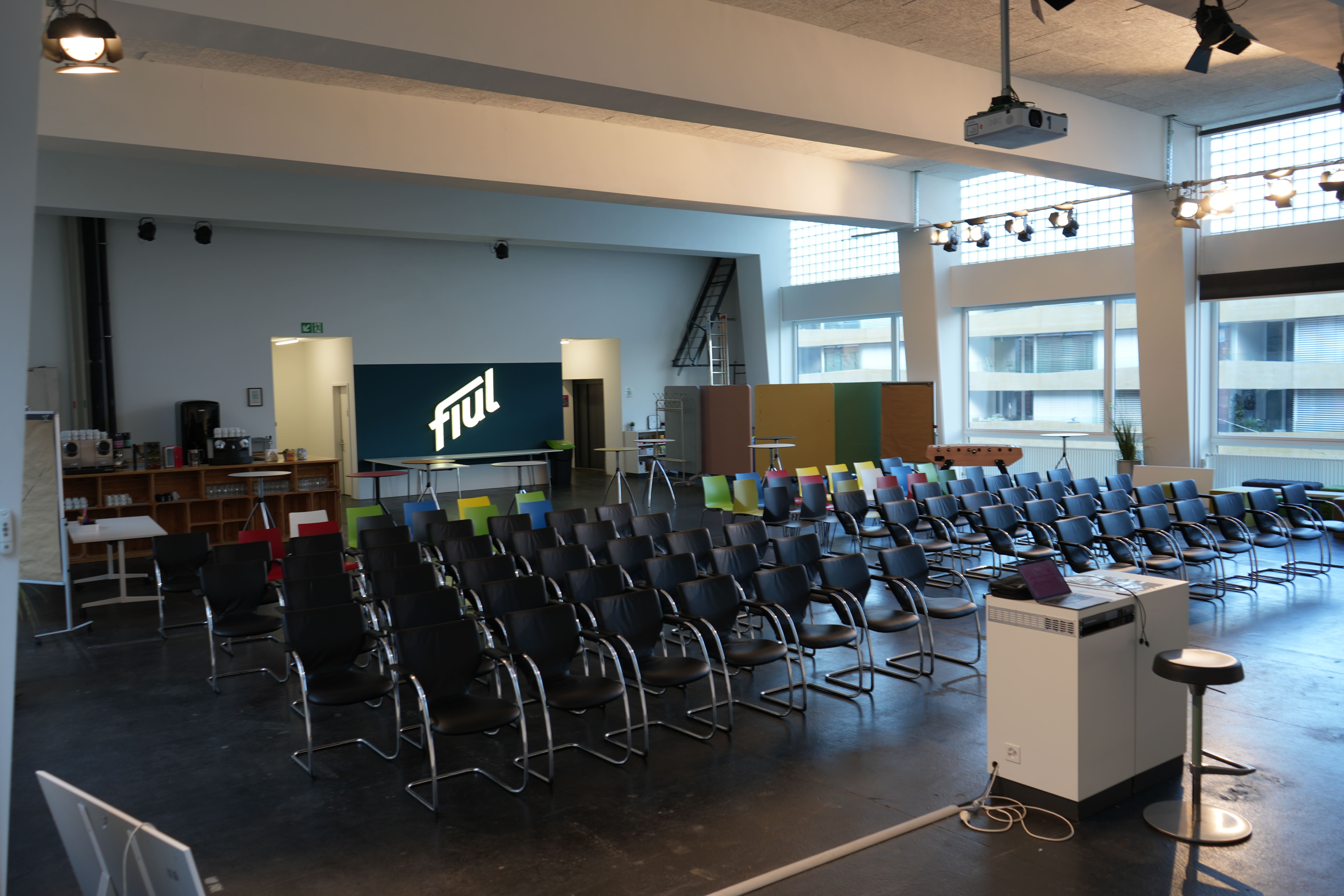 Coworking Spaces - flux
Im flux stehen dir 350m2 zur Verfügung:
Ideale Workshopumgebung für bis zu 50 Personen – oder inspirierender Industrieraum mit einer Höhe von 7 Metern für die Durchführung deiner Events mit bis zu 200 Teilnehmenden
Ausstattung: Tische, Stehtische, Stühle, Pinnwände, Flipcharts, Schreibmaterial, Post-its und Prototypingmaterial, weiteres Material auf Anfrage, Selbstbedienungsküche (inkl. Kaffeemaschine, Kühlschrank, Geschirr, etc.)
Technik: 2 Beamer, 2 Handmikrofone, 2 Headsets, Eventbeleuchtung, professionelles Audiosystem (Anschlüsse VGA & HDMI), Apple TV
Reinigung und Space-Betreuung inbegriffen

Ab CHF 1'620.- pro Halbtag - Fiul Space