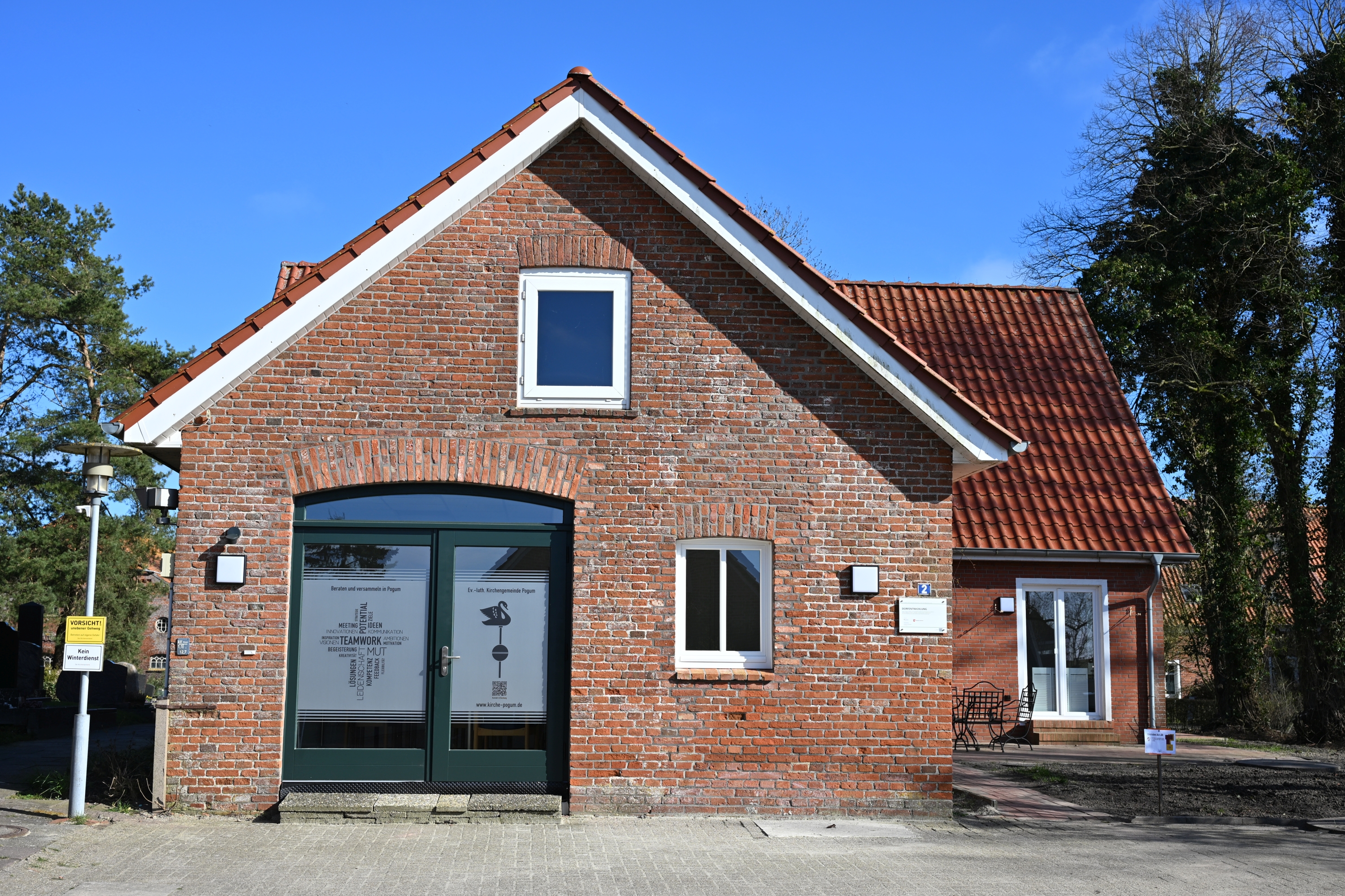 Coworking Space: In der Ortsmitte von Pogum, direkt neben der alten Dorfkirche, hat die Kirchengemeinde Pogum einen Raum für Besprechungen, kleine Planungsrunden (bis ca. 10 Personen) oder zur Nutzung als persönlicher Arbeitsplatz auf Zeit errichtet. - Beraten und versammeln in Pogum