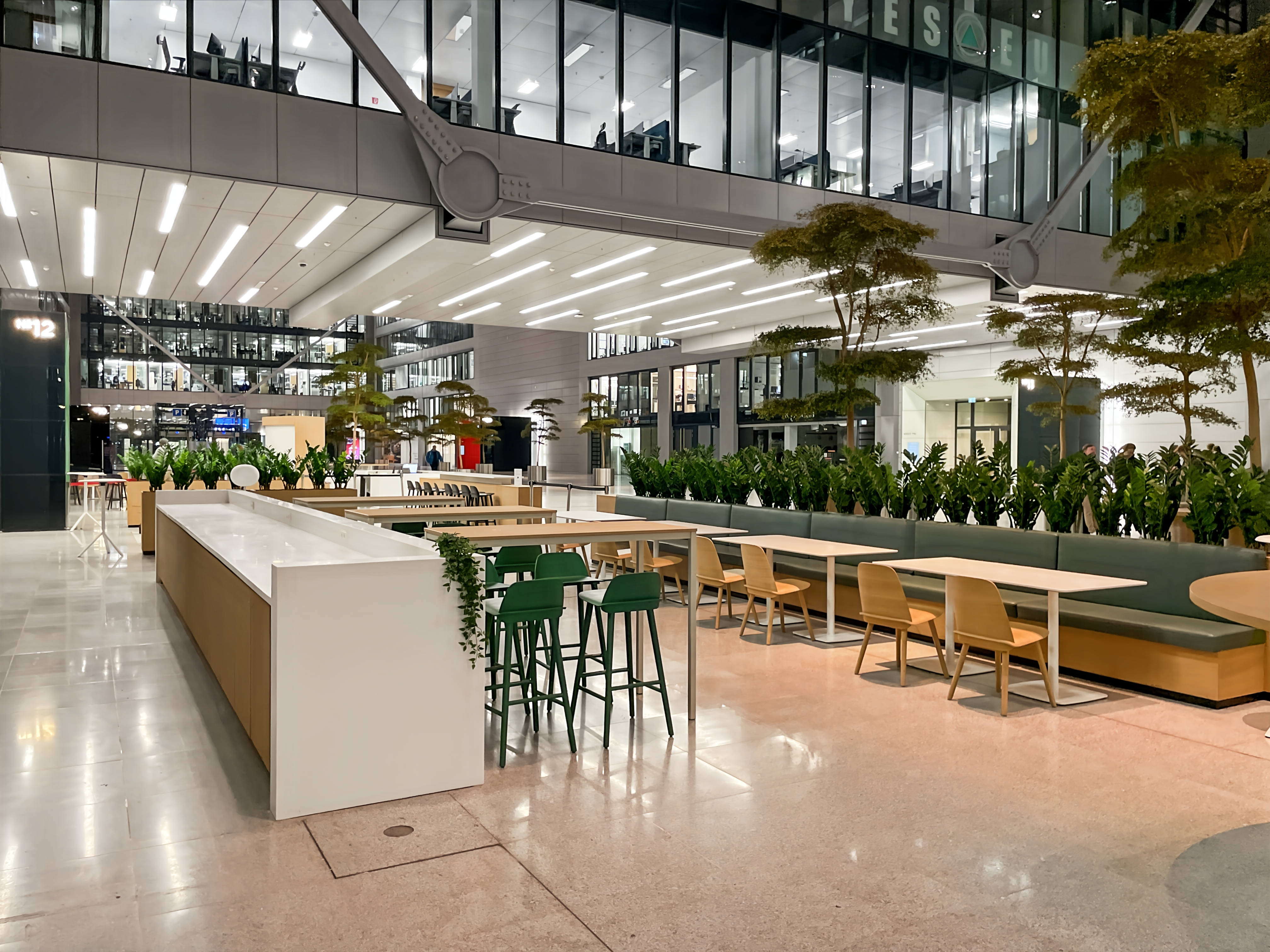 Coworking Space: Flexible Arbeitsplätze in Regus THE SQUAIRE Conference Center