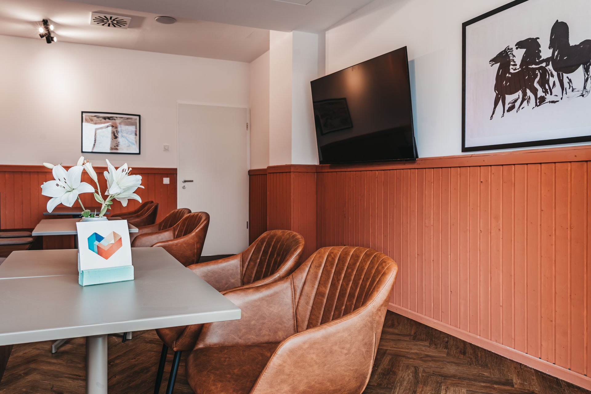 Coworking Spaces - Brandenburg Süd - Mietbarer Meetingraum mit Bildschirm (für bis ca. 10 Personen) - Homebase-Café