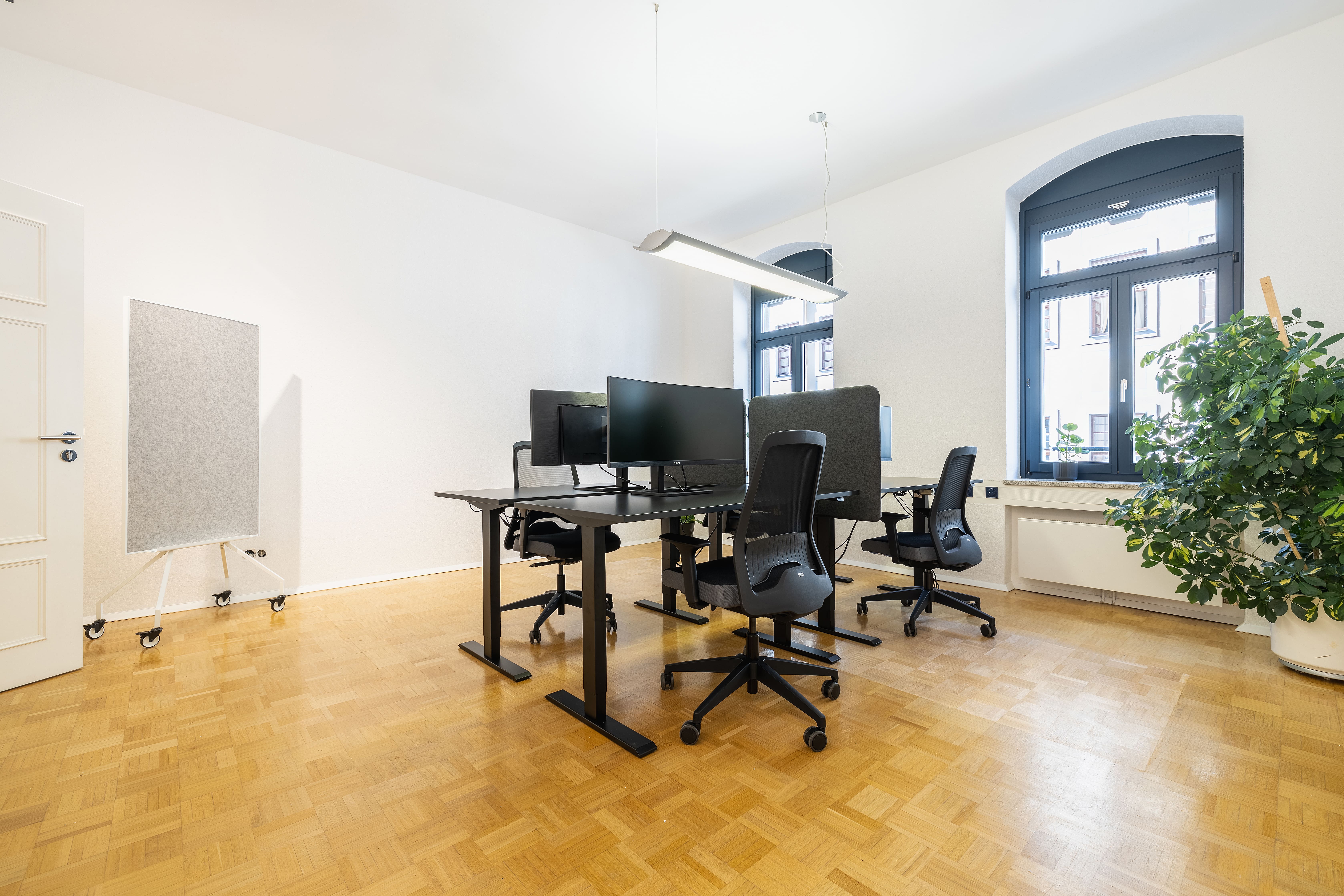 Coworking Spaces - feste Arbeitsplätze vorhanden - Sachsen - Arbeitsraum mit festen Schreibtischplätzen im Co.Work.Space - Co.Work.Space Obergraben 10