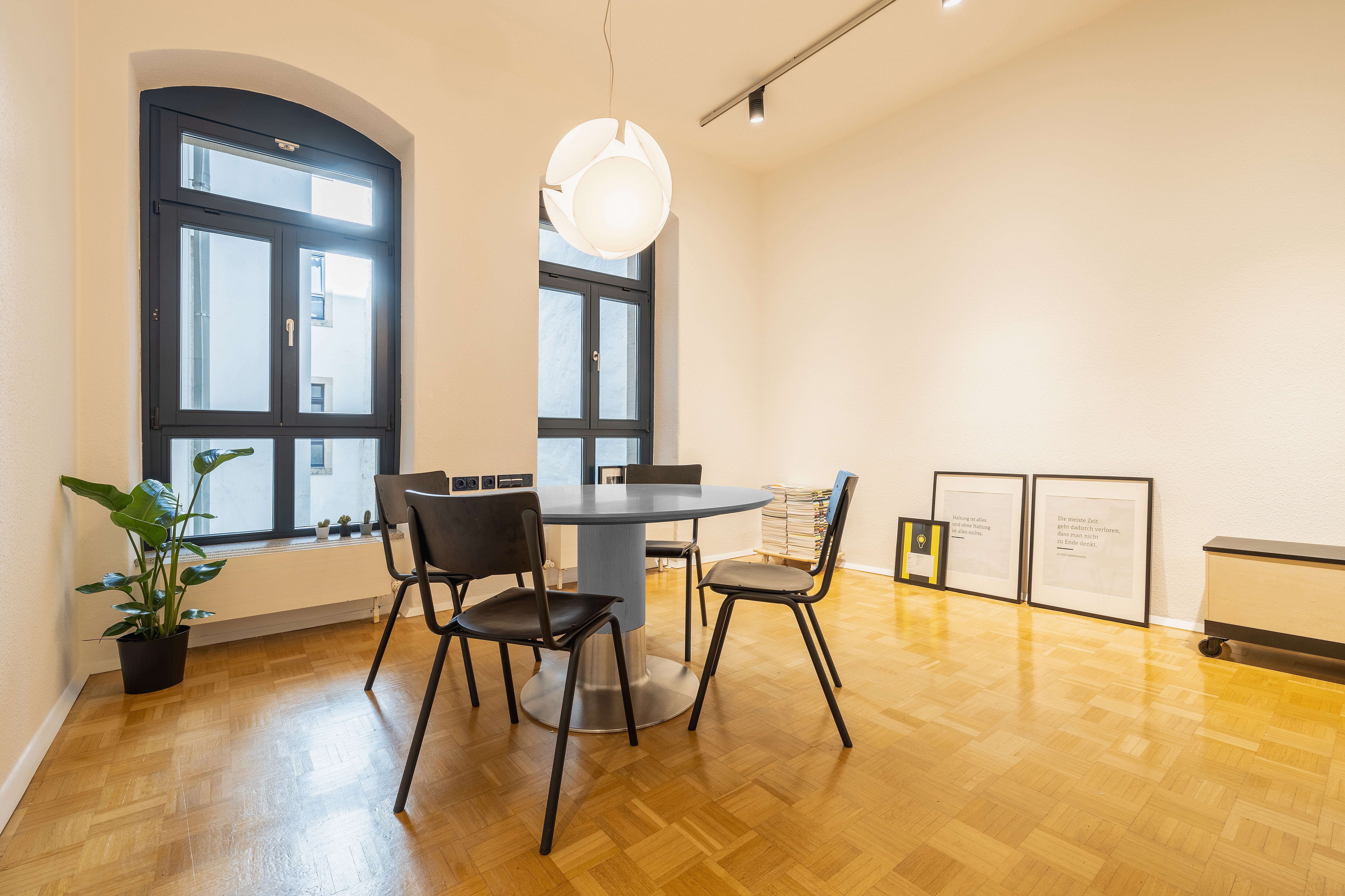 Coworking Space: Meeting- und Workshopraum mit Tischgruppe - Co.Work.Space Obergraben 10