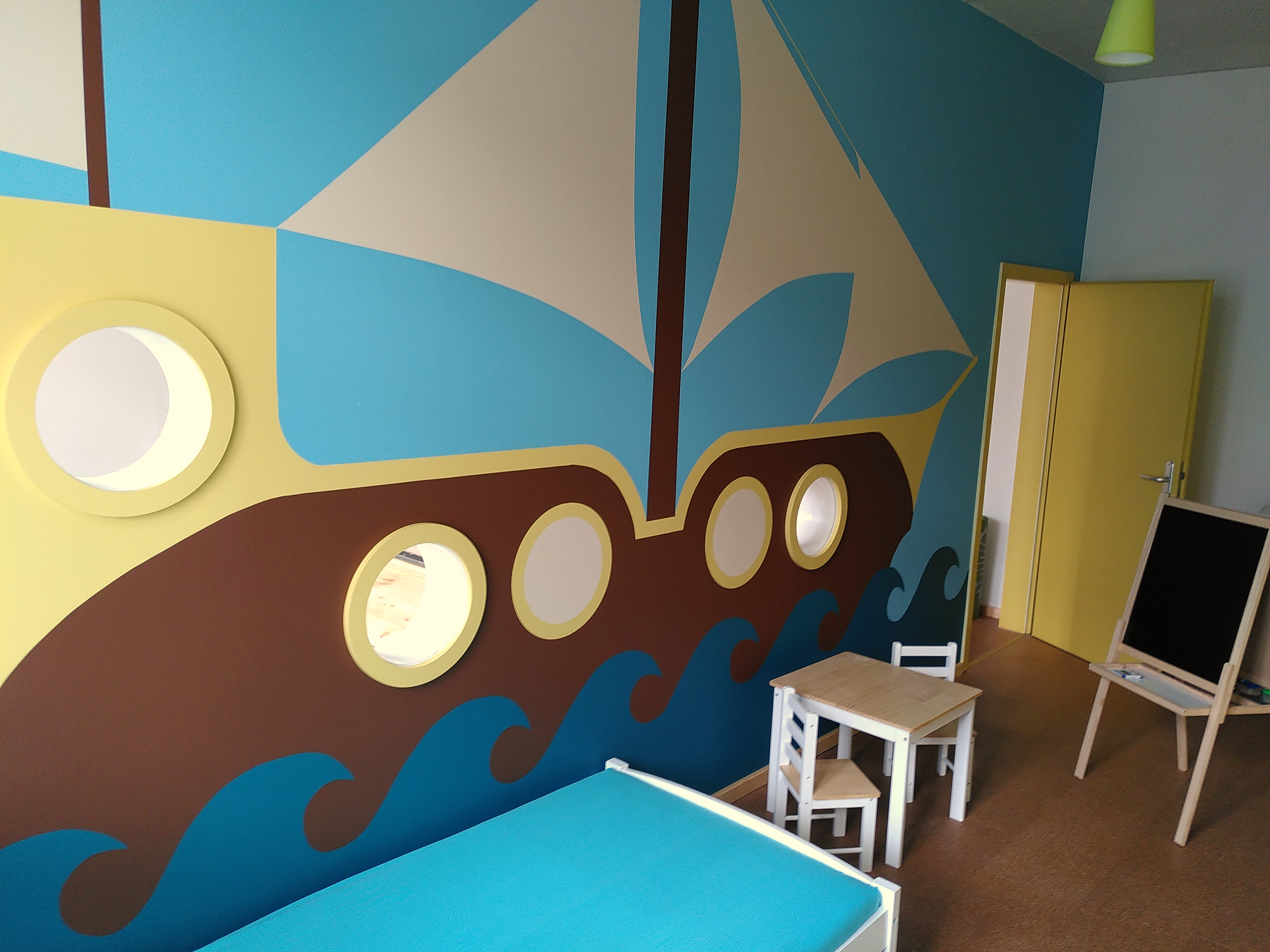 Coworking Spaces - Brandenburg - Eltern-Kind-Raum: Hier Spielzimmer, das mit Fenstern zum Elternarbeitsraum verbunden ist - Thinkfarm Eberswalde