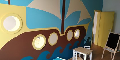 Coworking Spaces - Brandenburg - Eltern-Kind-Raum: Hier Spielzimmer, das mit Fenstern zum Elternarbeitsraum verbunden ist - Thinkfarm Eberswalde
