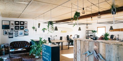 Coworking Spaces - Oberbayern - Eingang und Coucharea - Chiemgau Collective