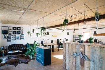 Coworking Space: Eingang und Coucharea - Chiemgau Collective