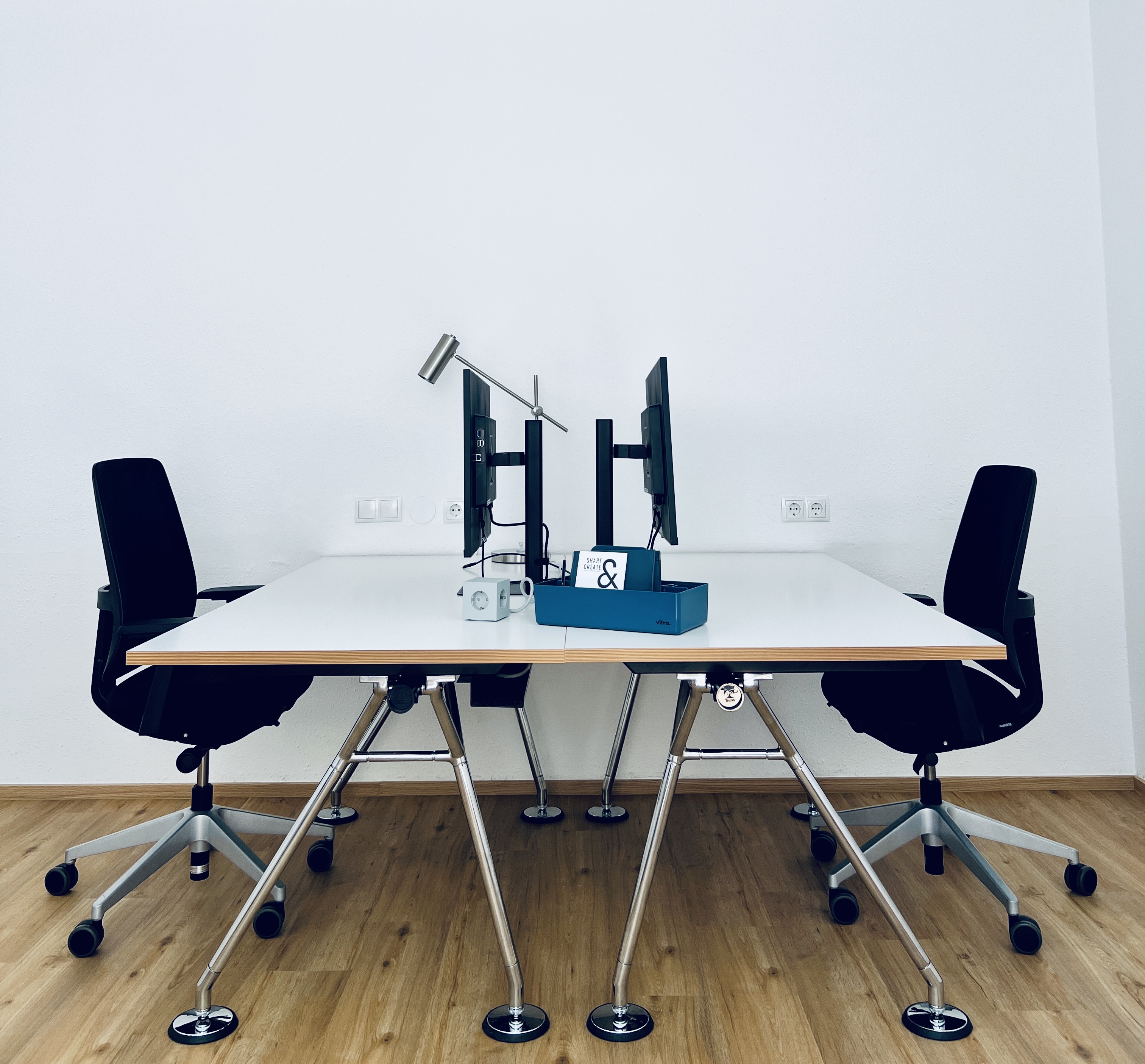 Coworking Spaces - Salzburg - Designer Schreibtisch (160x80) von Norman Foster / Tecno Nomos inkl. ergonomischer Bürostuhl und 32-Zoll Monitor. - Share & Create - Boutique Coworking Salzburg | Altstadt 