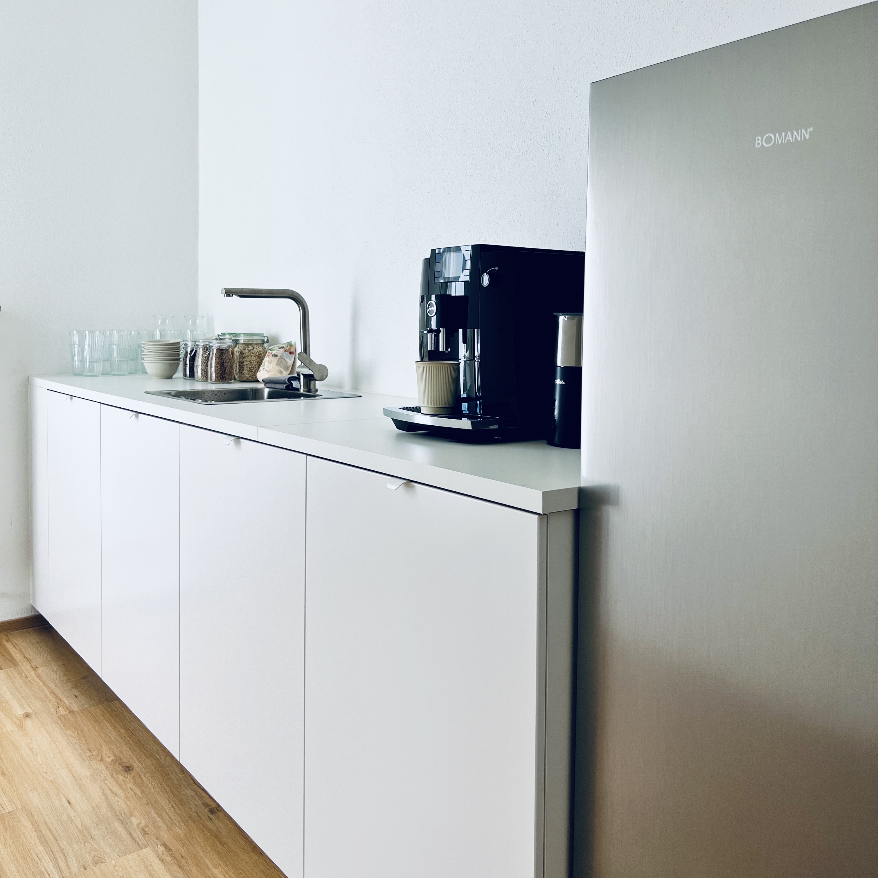 Coworking Spaces - Salzburg - Teeküche mit Kaffee, Tee, Caffee Latte, etc.  - Share & Create - Boutique Coworking Salzburg | Altstadt 
