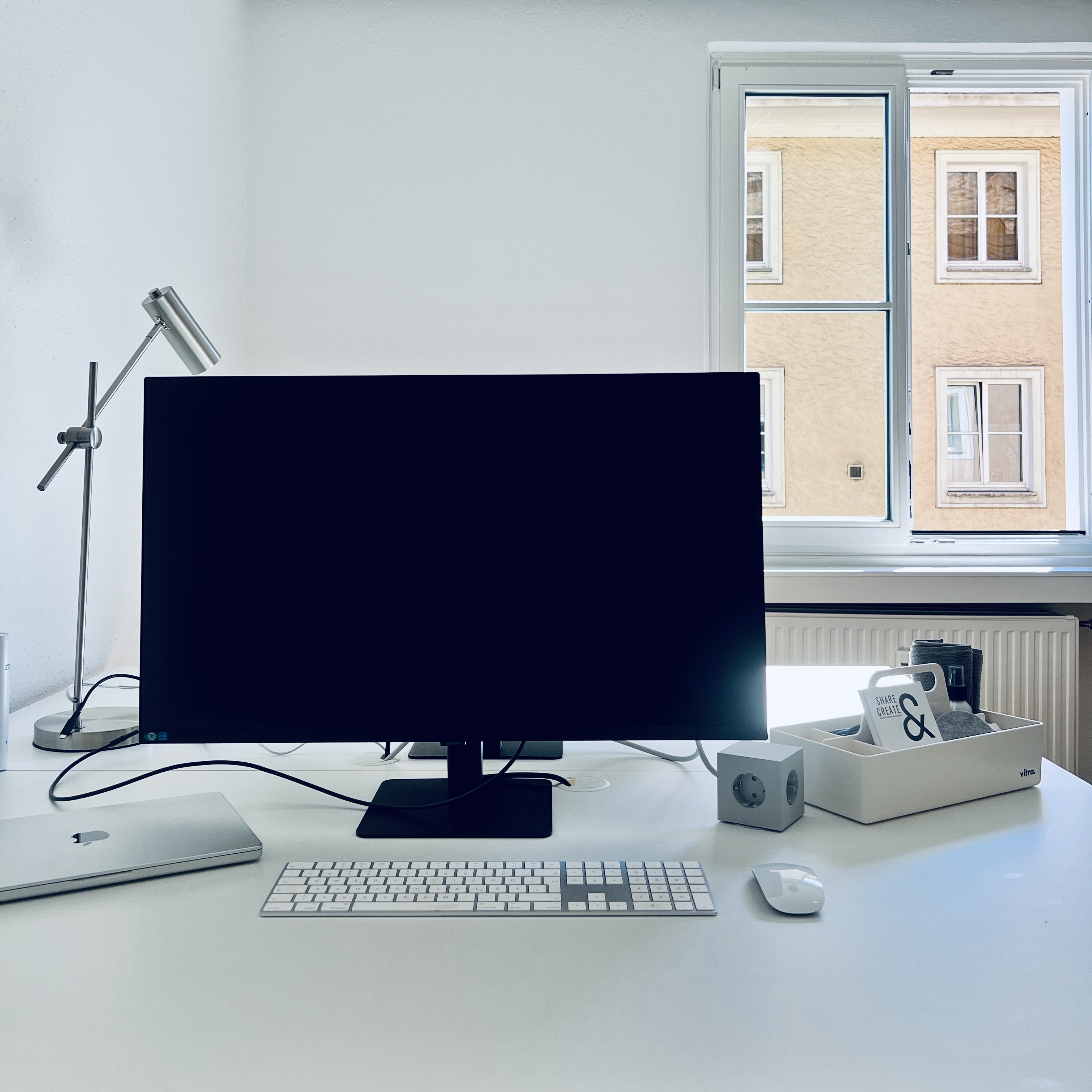Coworking Spaces - Salzburg - 32-Zoll Monitor mit Power Delivery. - Share & Create - Boutique Coworking Salzburg | Altstadt 