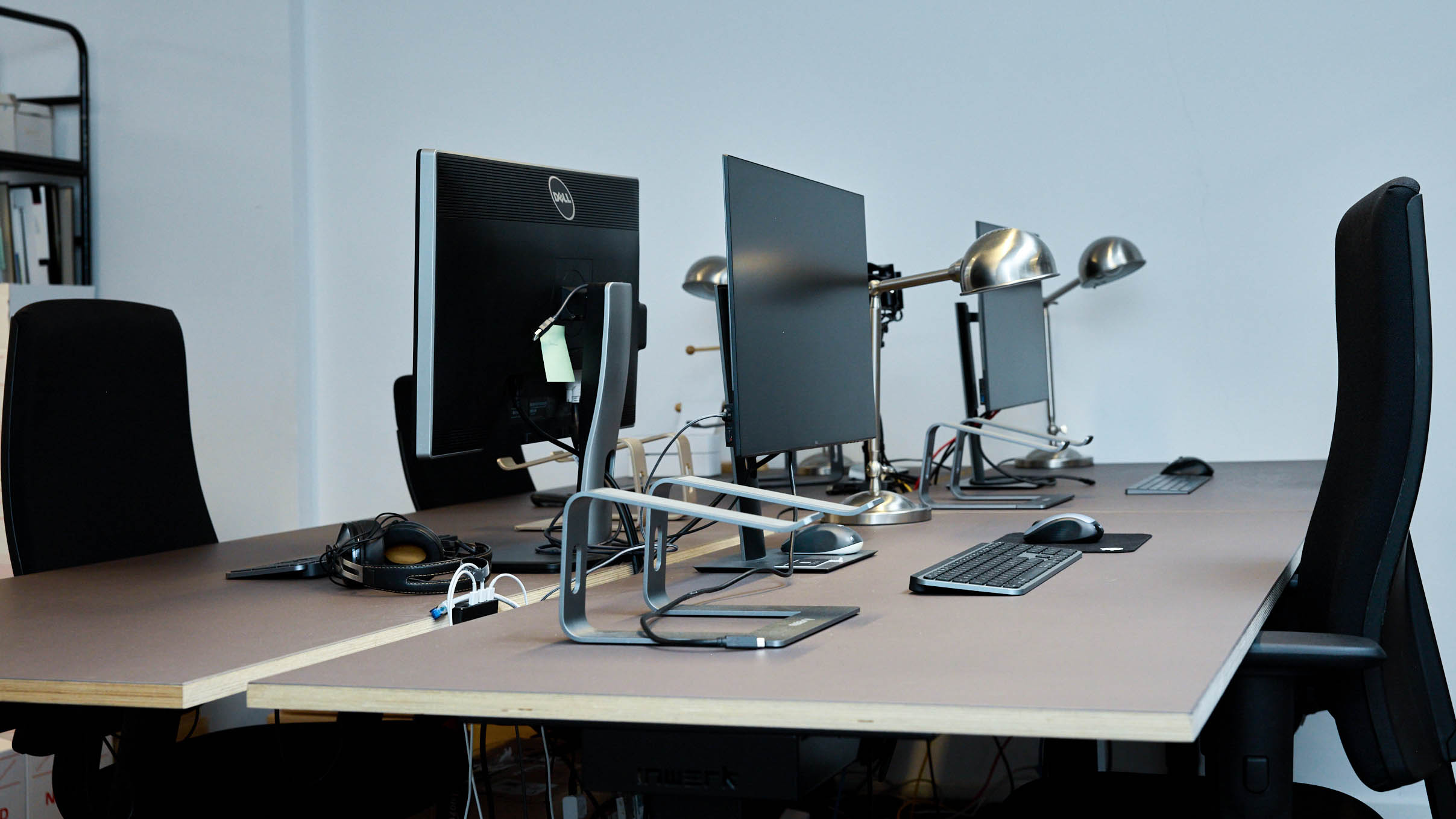 Coworking Space: Open Space Schreibtischgruppe - Coworking - Klüngelspace | Coworking-Space mit Schreibtischplätzen im Open Space-Bereich und einem abschließbaren Büro - direkt am Barbarossaplatz