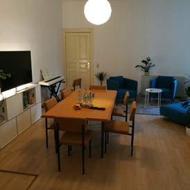 Coworking Space: Meetingraum mit Sitzecke großem TV mit Anschluß für PC und Funkmaus und -Tastatur in der Richard-Sorge-Straße - Bürogemeinschaft RiSo78