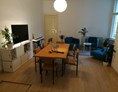 Coworking Space: Meetingraum mit Sitzecke großem TV mit Anschluß für PC und Funkmaus und -Tastatur in der Richard-Sorge-Straße - Bürogemeinschaft RiSo78